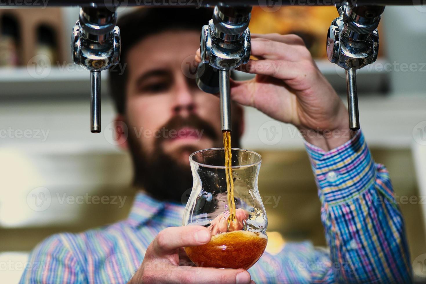 bière brune à la pression photo