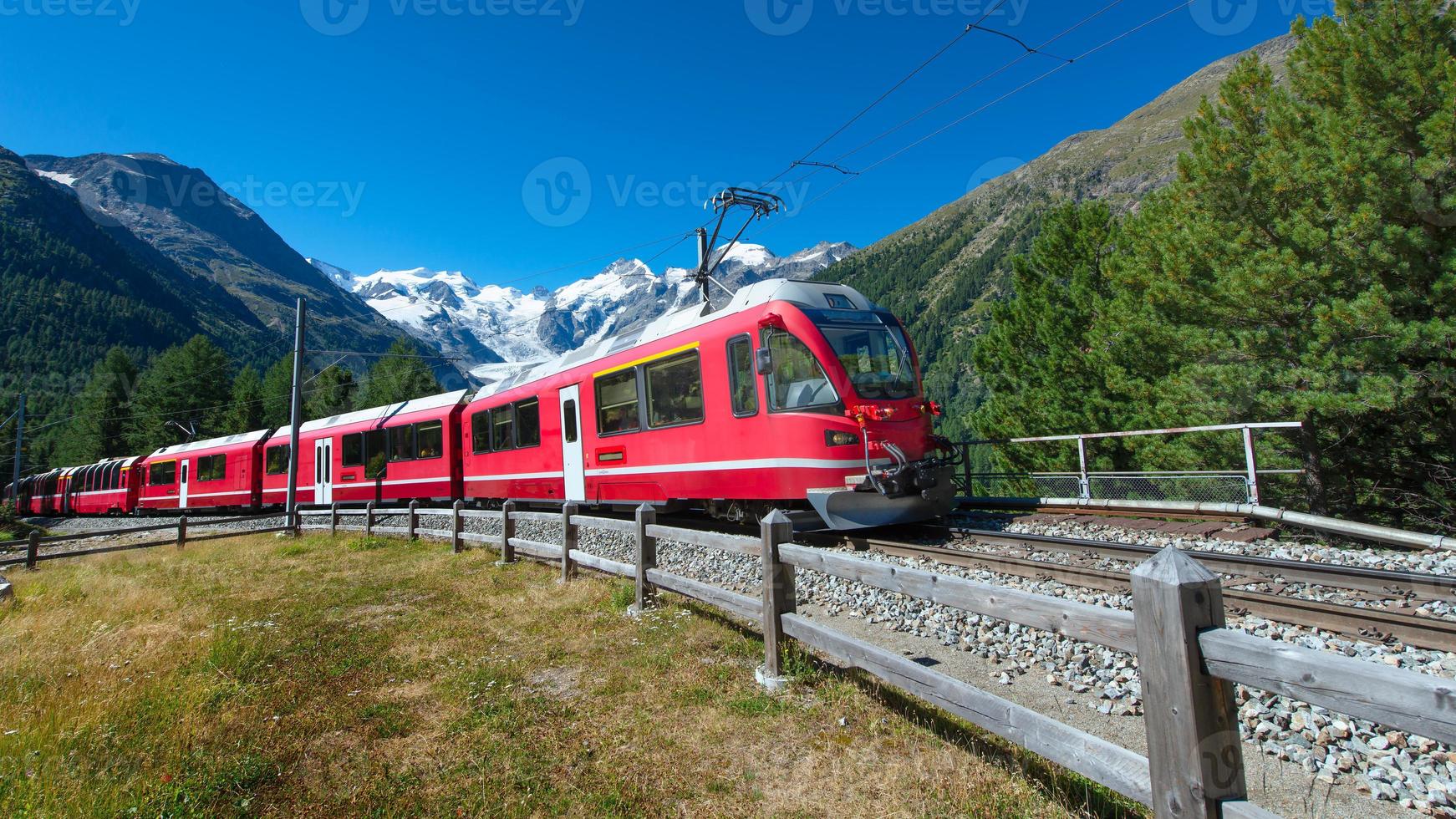 Train de montagne suisse bernina express traversé les alpes photo