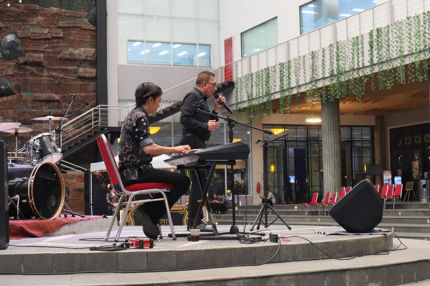 musical performance sur le étape avec un chanteur et un pianiste photo