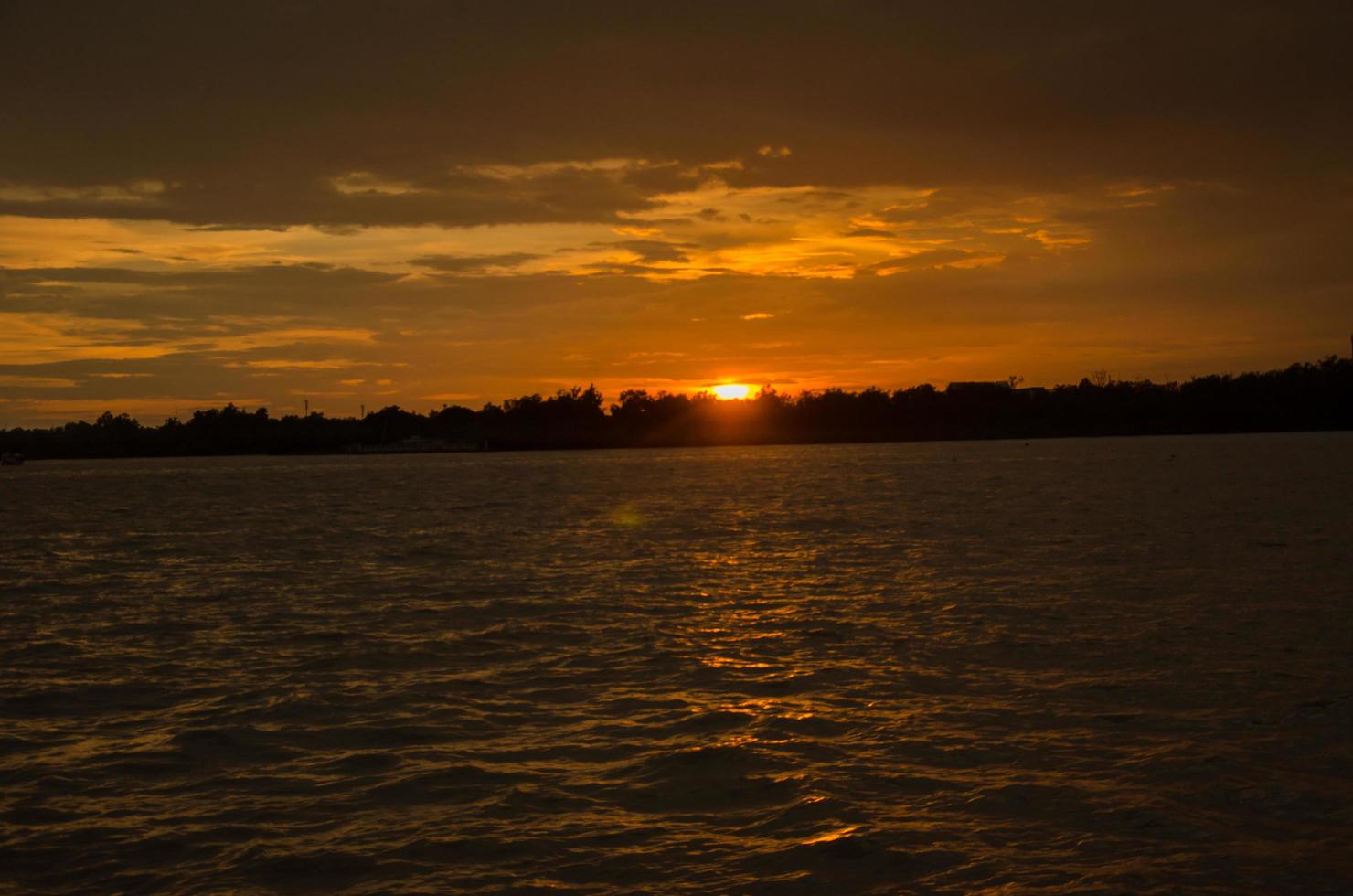 coucher de soleil sur l'eau photo