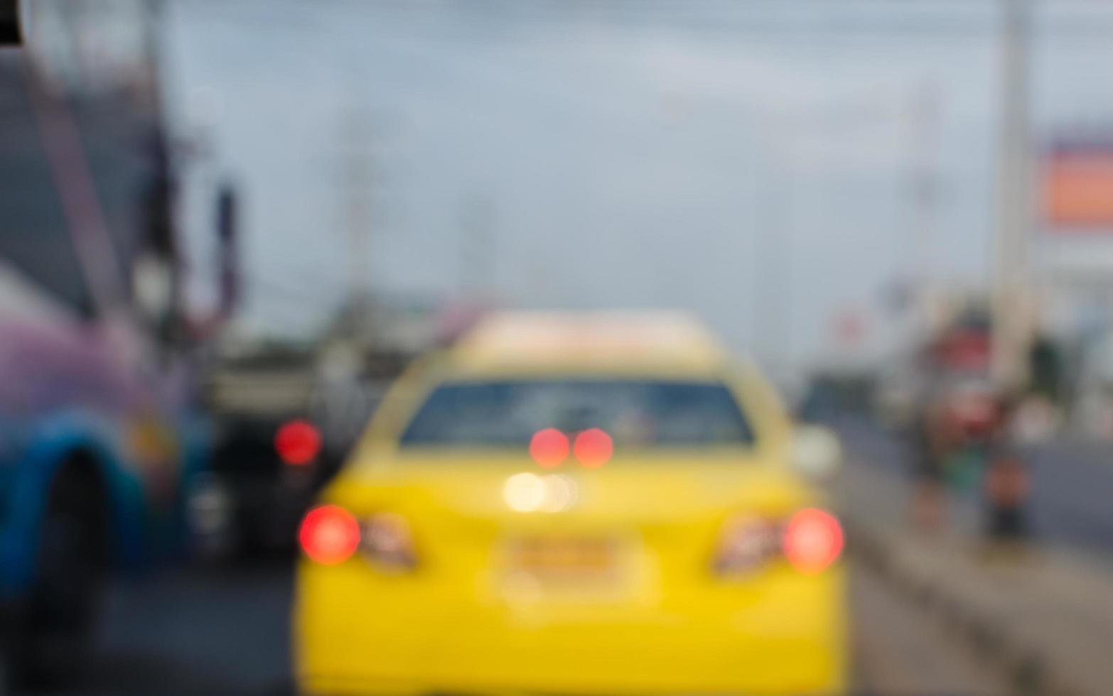 taxi sur la route arrière-plan flou photo