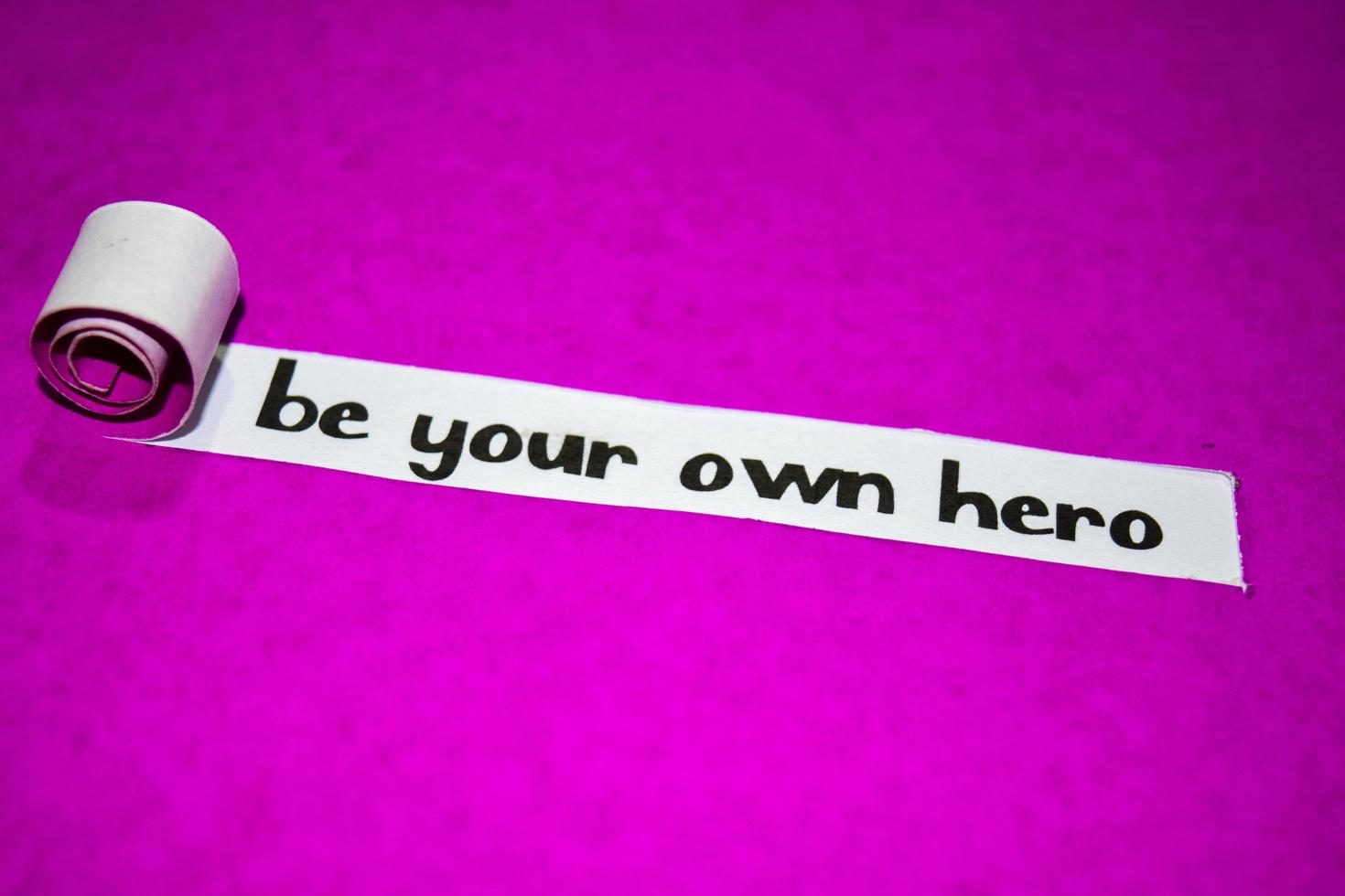 Soyez votre propre texte de héros, inspiration, motivation et concept d'entreprise sur papier déchiré violet photo