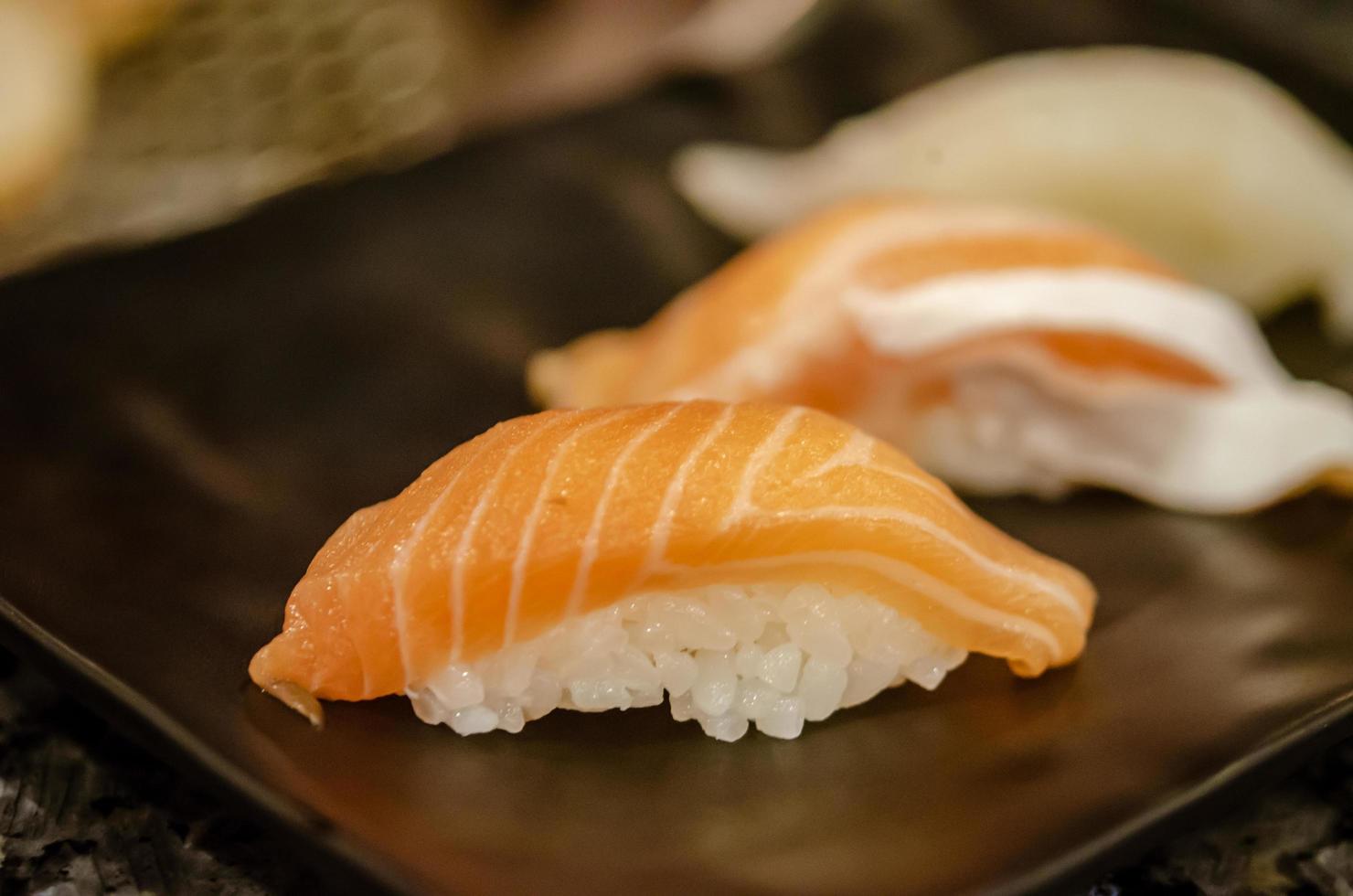 sushi au saumon frais photo