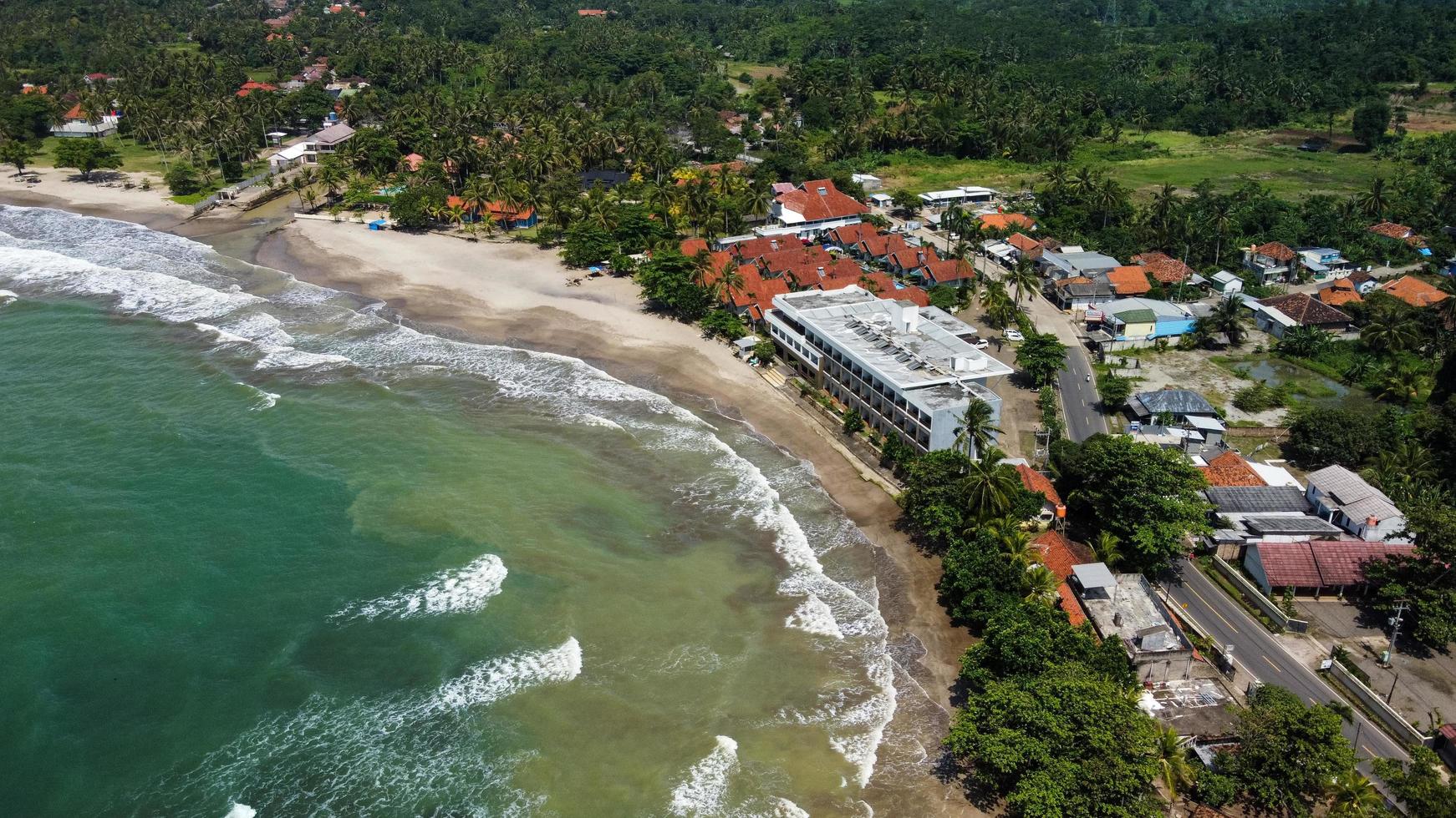 Banten, Indonésie 2021 - vue aérienne de la plage de karang bolong photo