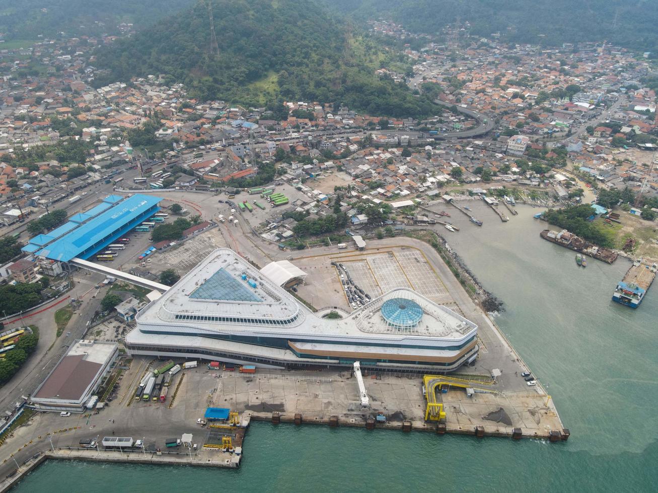 Banten, Indonésie 2021 - Vue aérienne du port marin de Pelabuhan Merak et de l'île du port de la ville photo