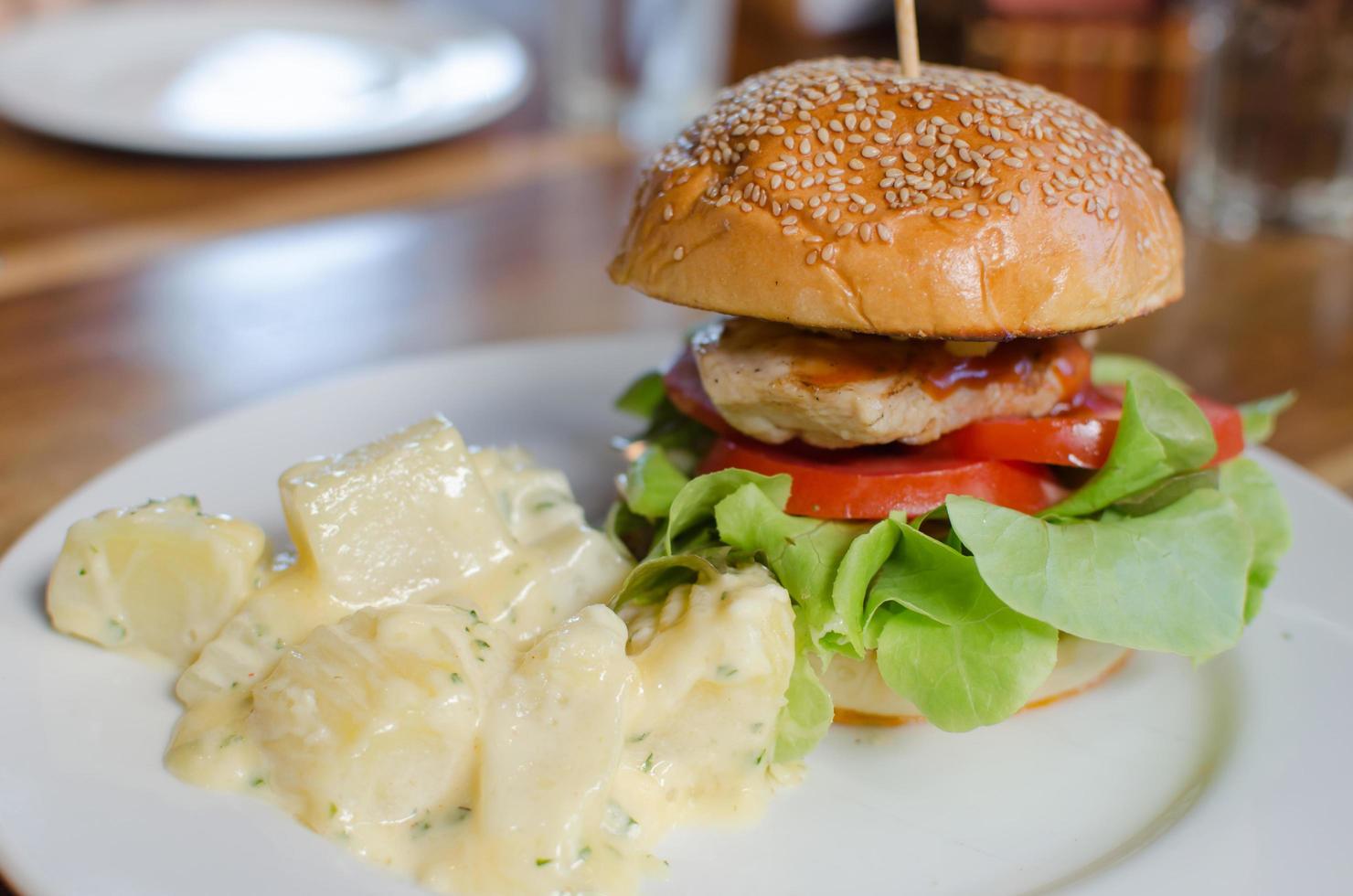 burger de poulet sur une assiette photo