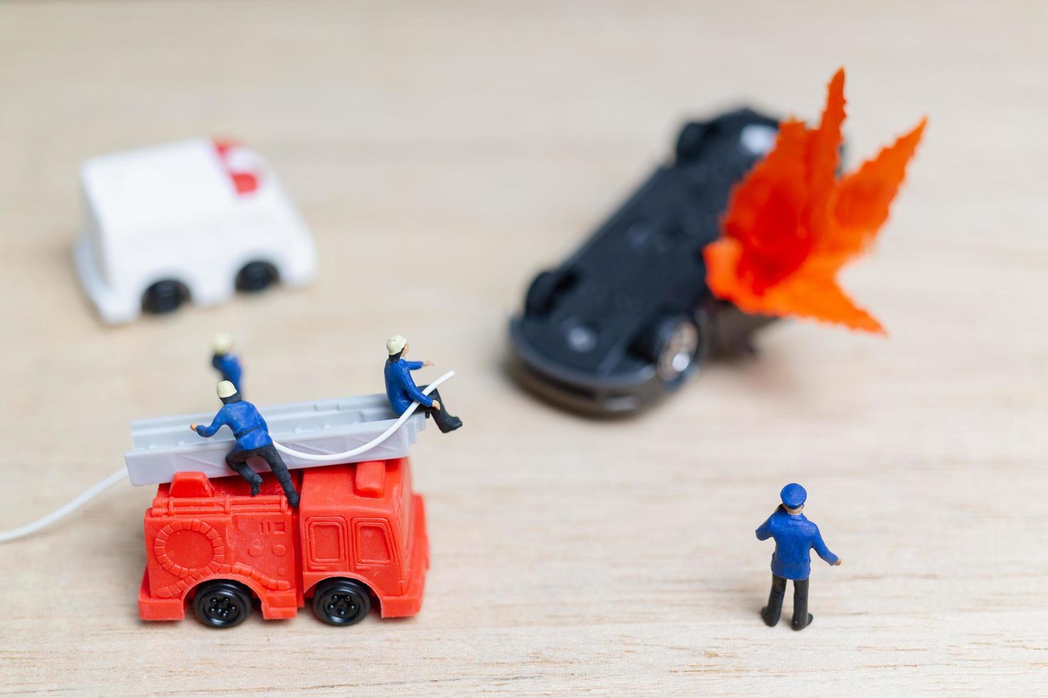 Pompiers miniatures lors d'un accident de voiture, concept d'accident de voiture photo