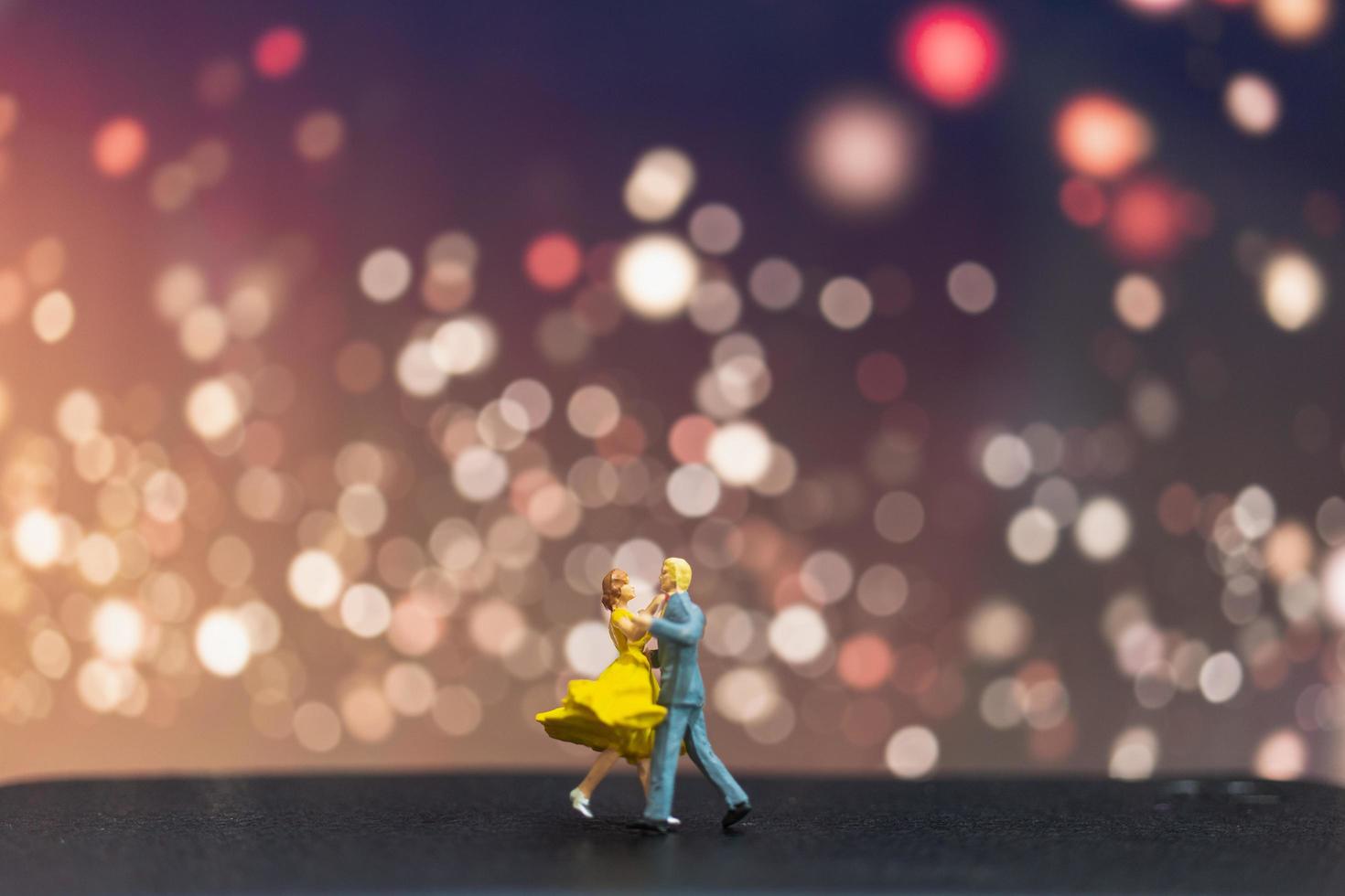 couple miniature dansant avec un fond de bokeh, concept de la Saint-Valentin photo