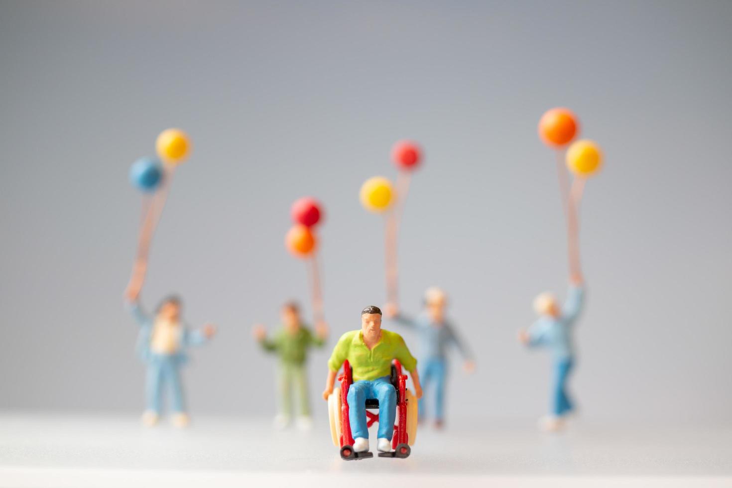 famille miniature prenant soin de leur père handicapé photo