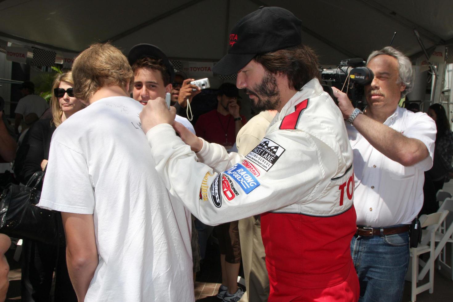 keanu préfet signature des autographes à le Toyota procélébrité course journée sur avril 18 2009 à le longue plage grandiose prix cours dans longue plage californie2009 photo