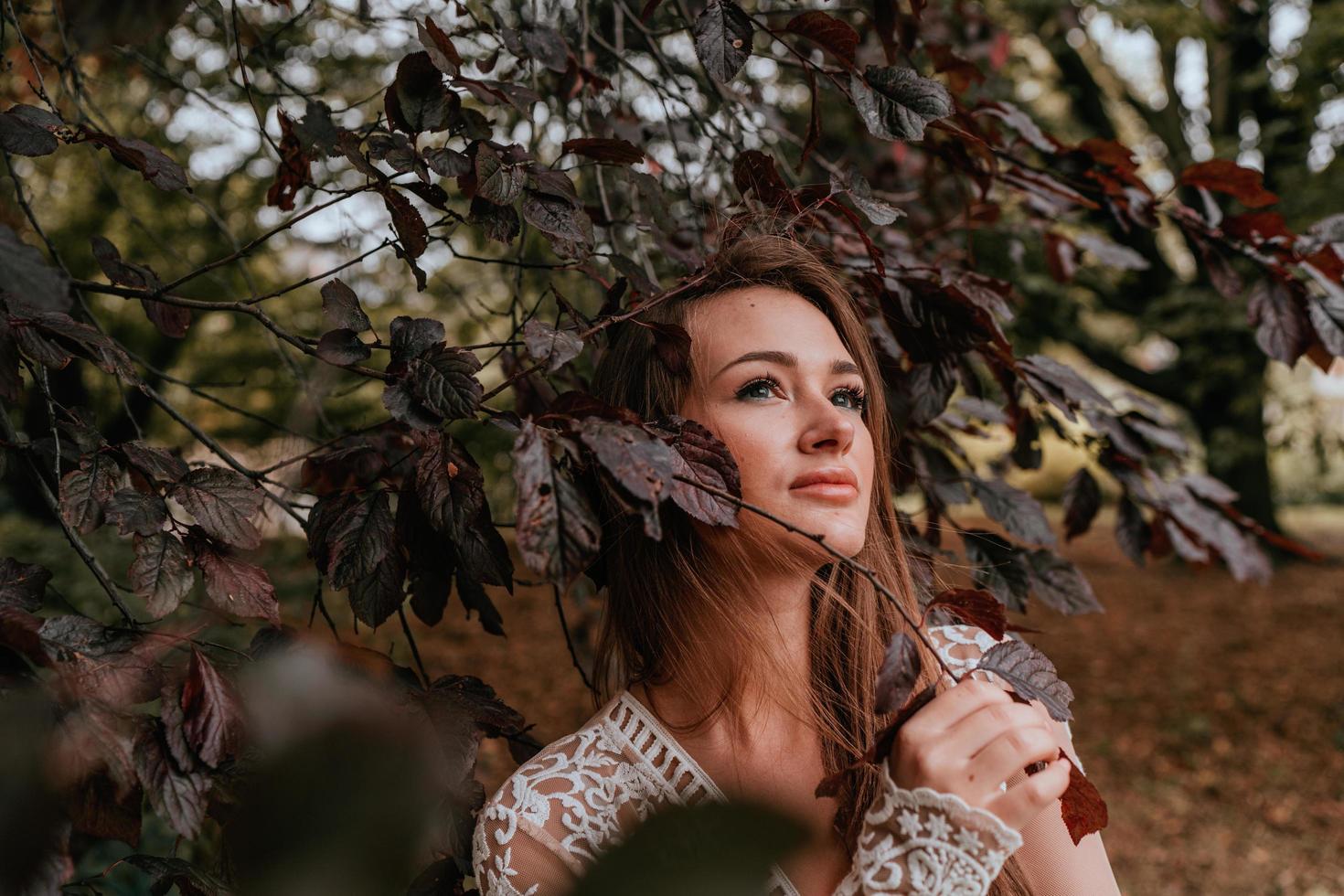 femme posant contre un arbre photo