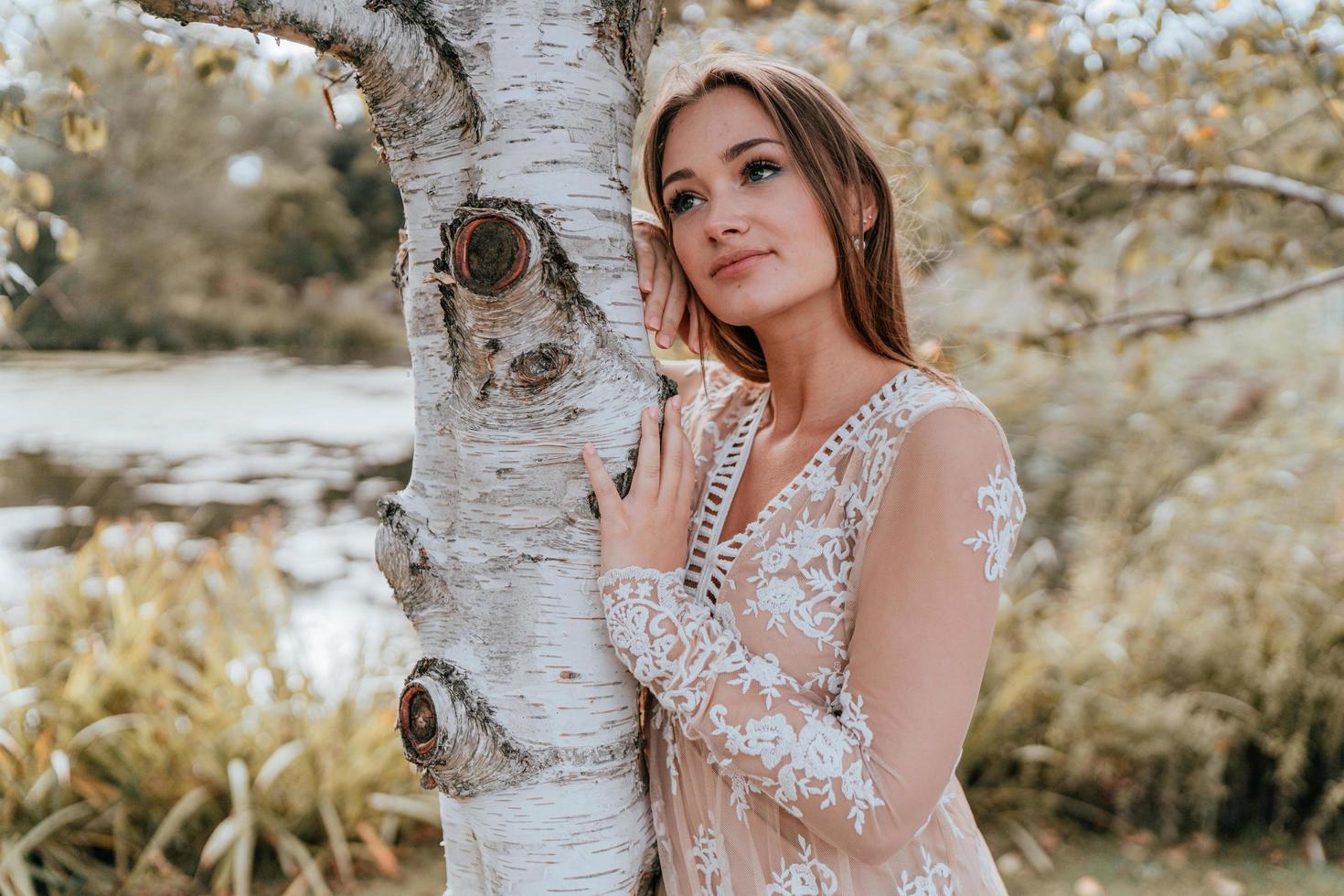 femme appuyée contre un arbre photo