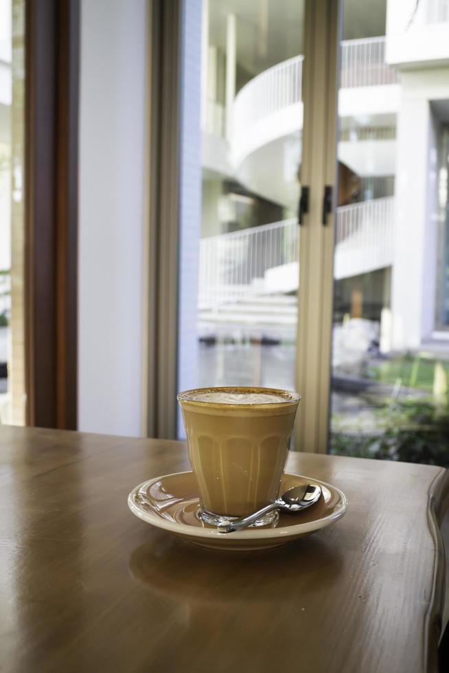 café chaud sur une table en bois photo