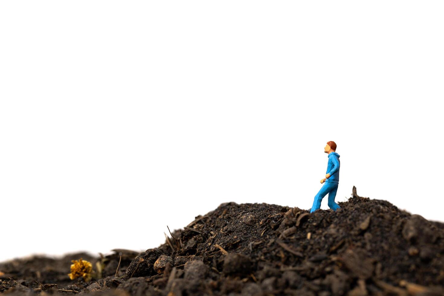 Homme miniature en cours d'exécution sur le terrain isolé sur fond blanc, en cours d'exécution pour le concept de santé photo