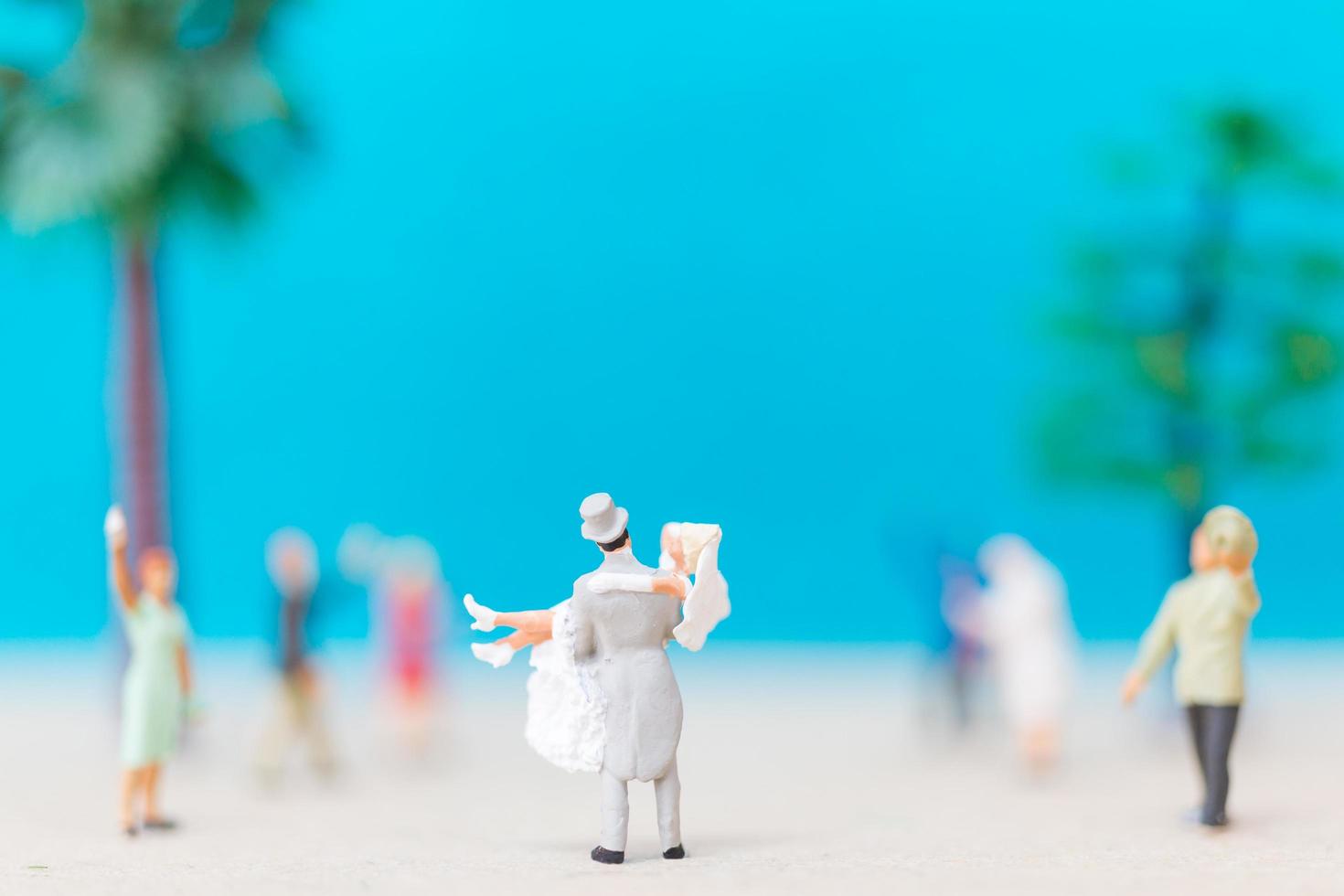 mariée et le marié miniature sur une plage, concept de mariage photo