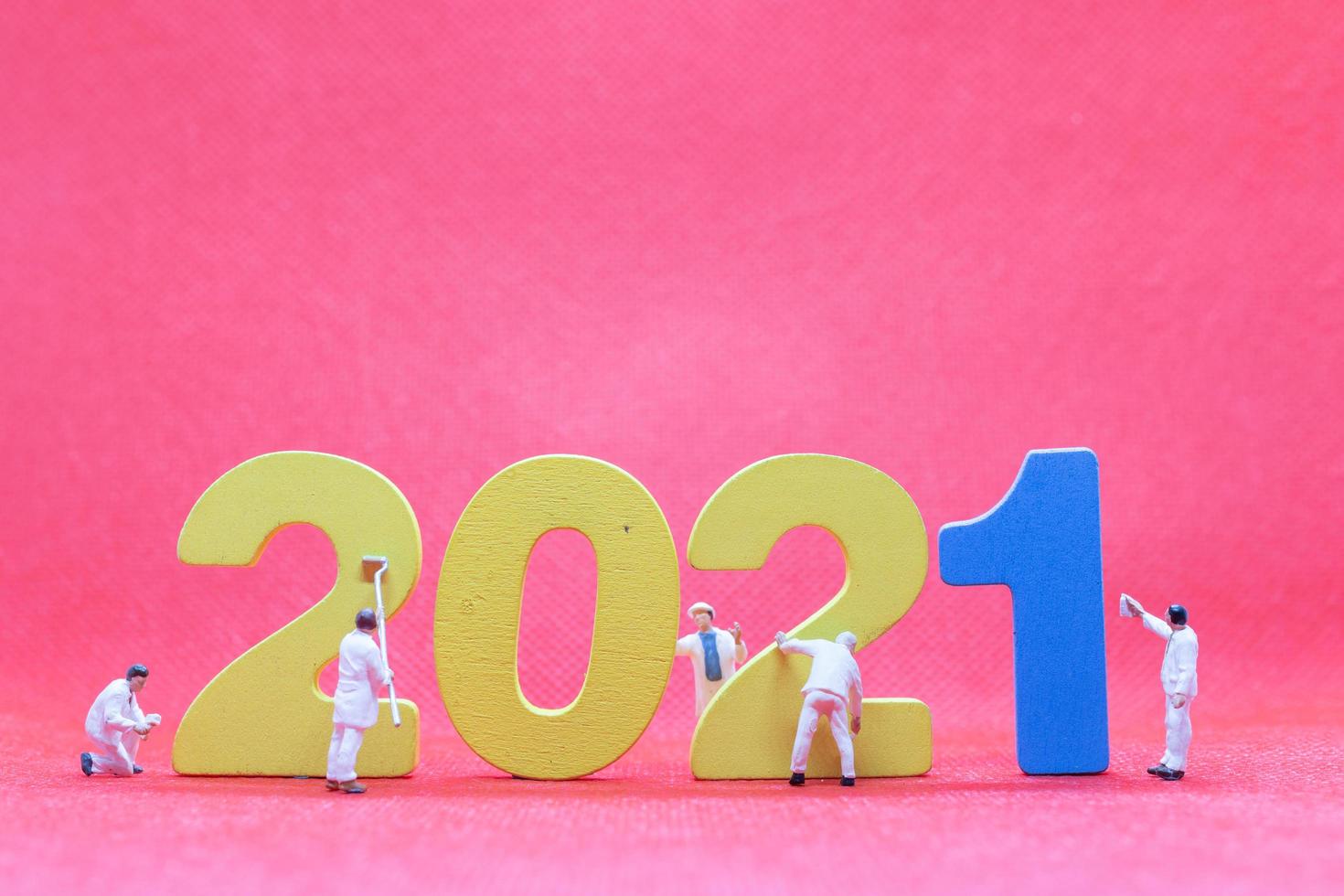 travailleurs miniatures peignant le numéro 2021, concept de bonne année photo