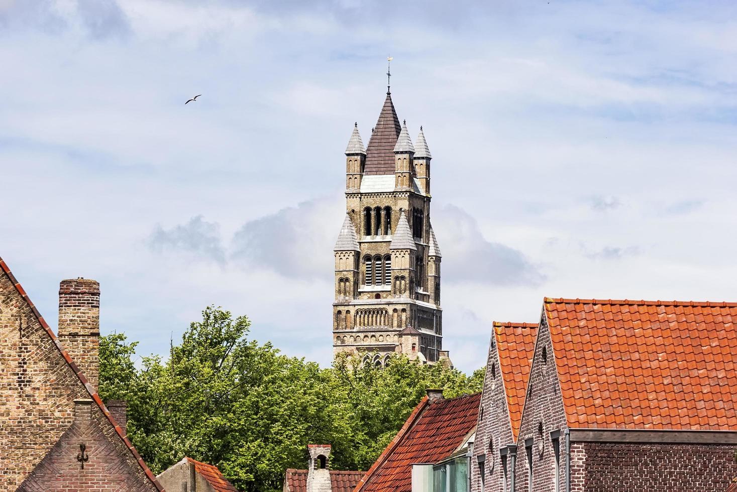Vue de la cathédrale Saint-Sauveur dans la vieille ville de Bruges, Belgique photo