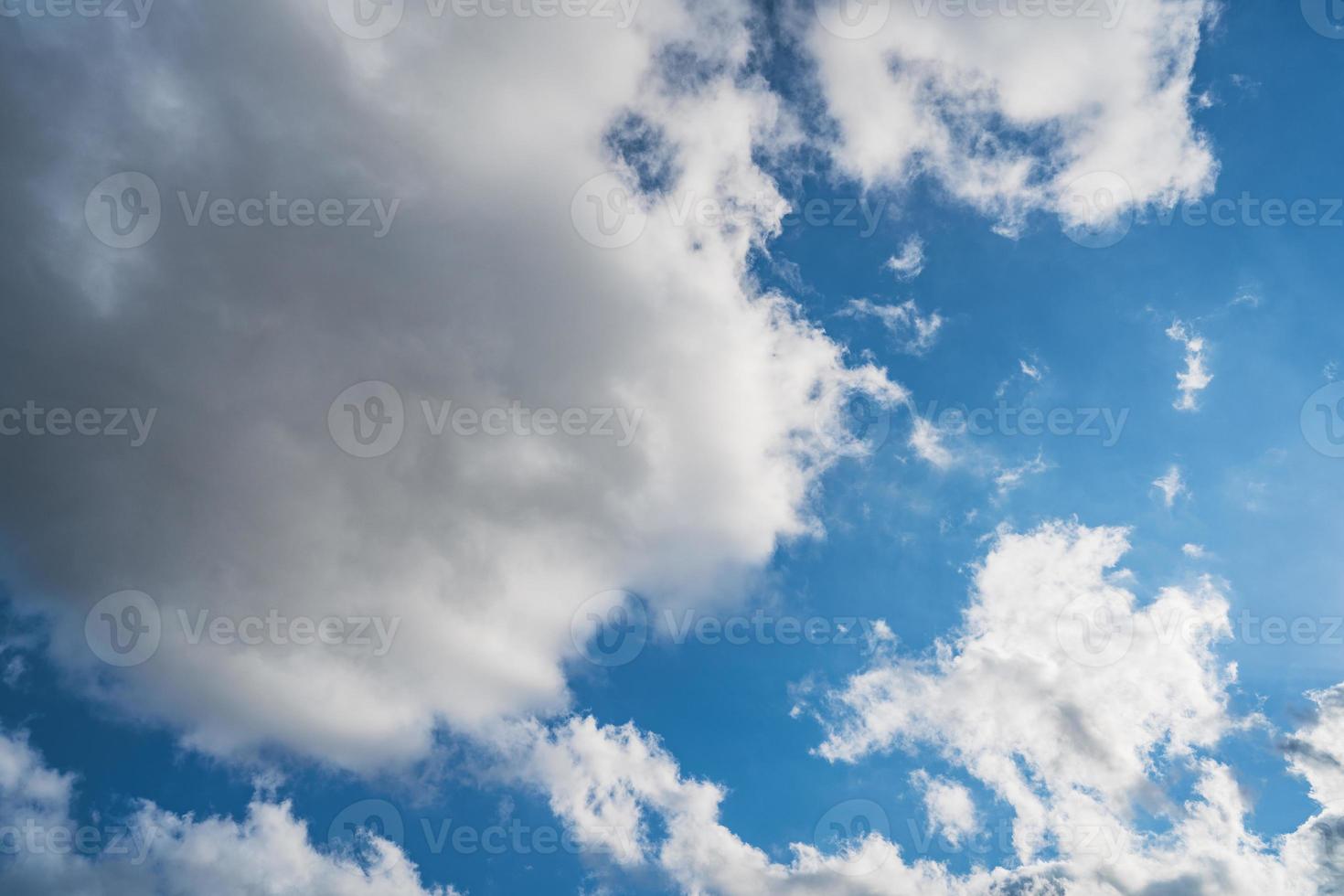 cumulus dans un ciel bleu photo