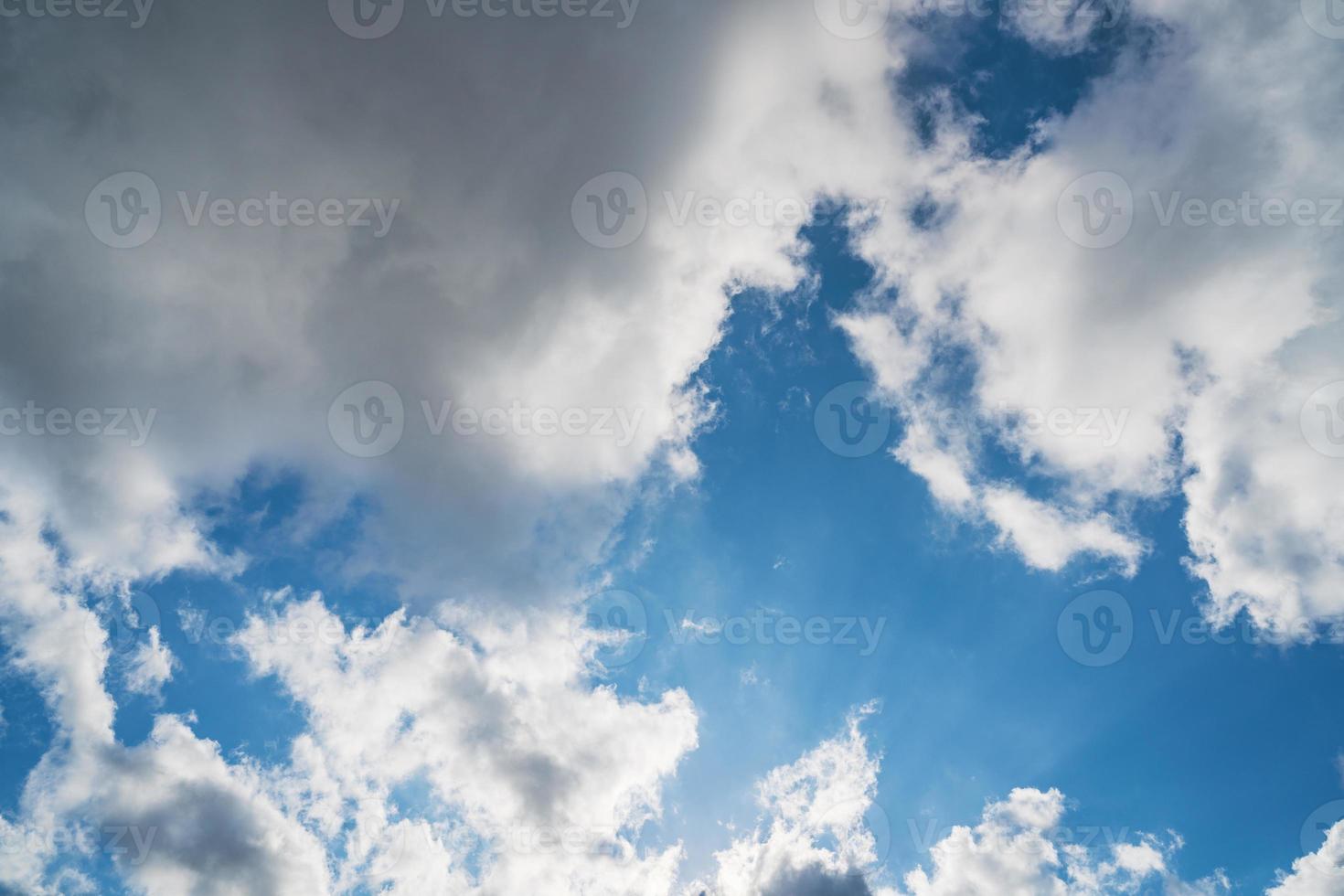 cumulus dans un ciel bleu photo