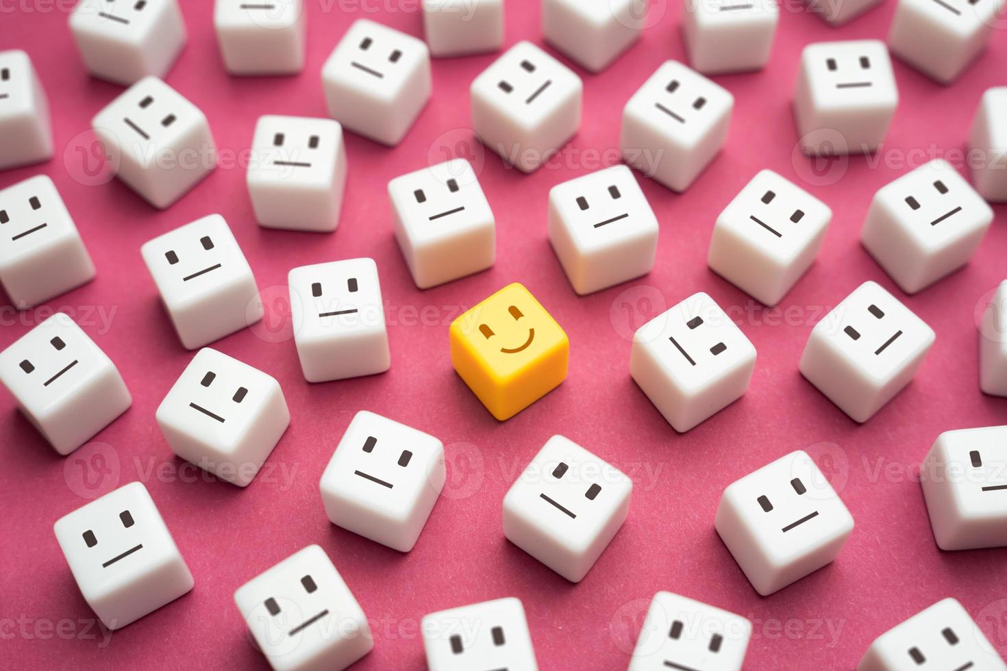 souriant Jaune ampromorphe visage parmi beaucoup indifférent neutres. un de le type. inspiration et optimisme. bien ambiance. sentiment super. photo