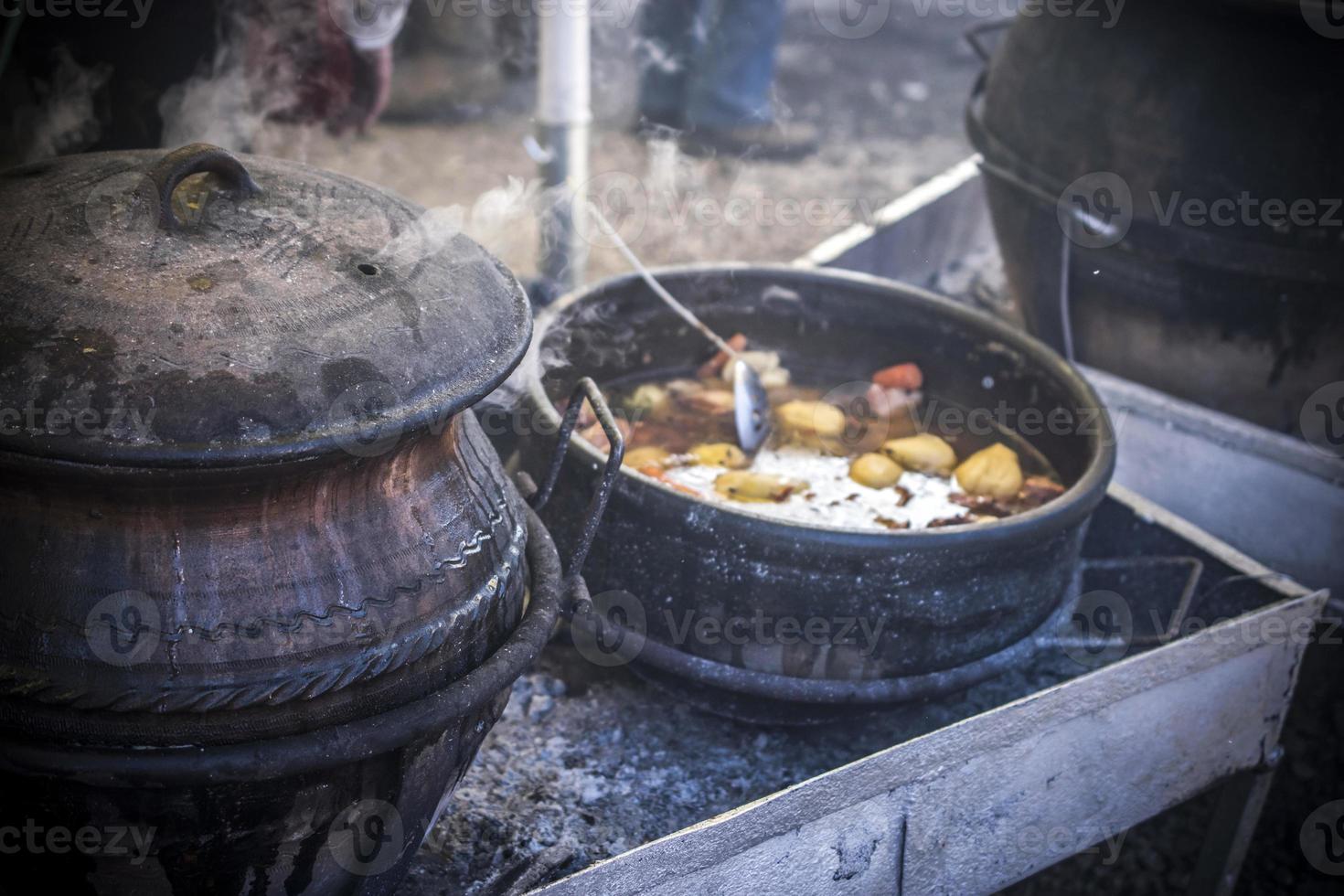 serbe traditionnel Ragoût cuit dans gros des pots photo