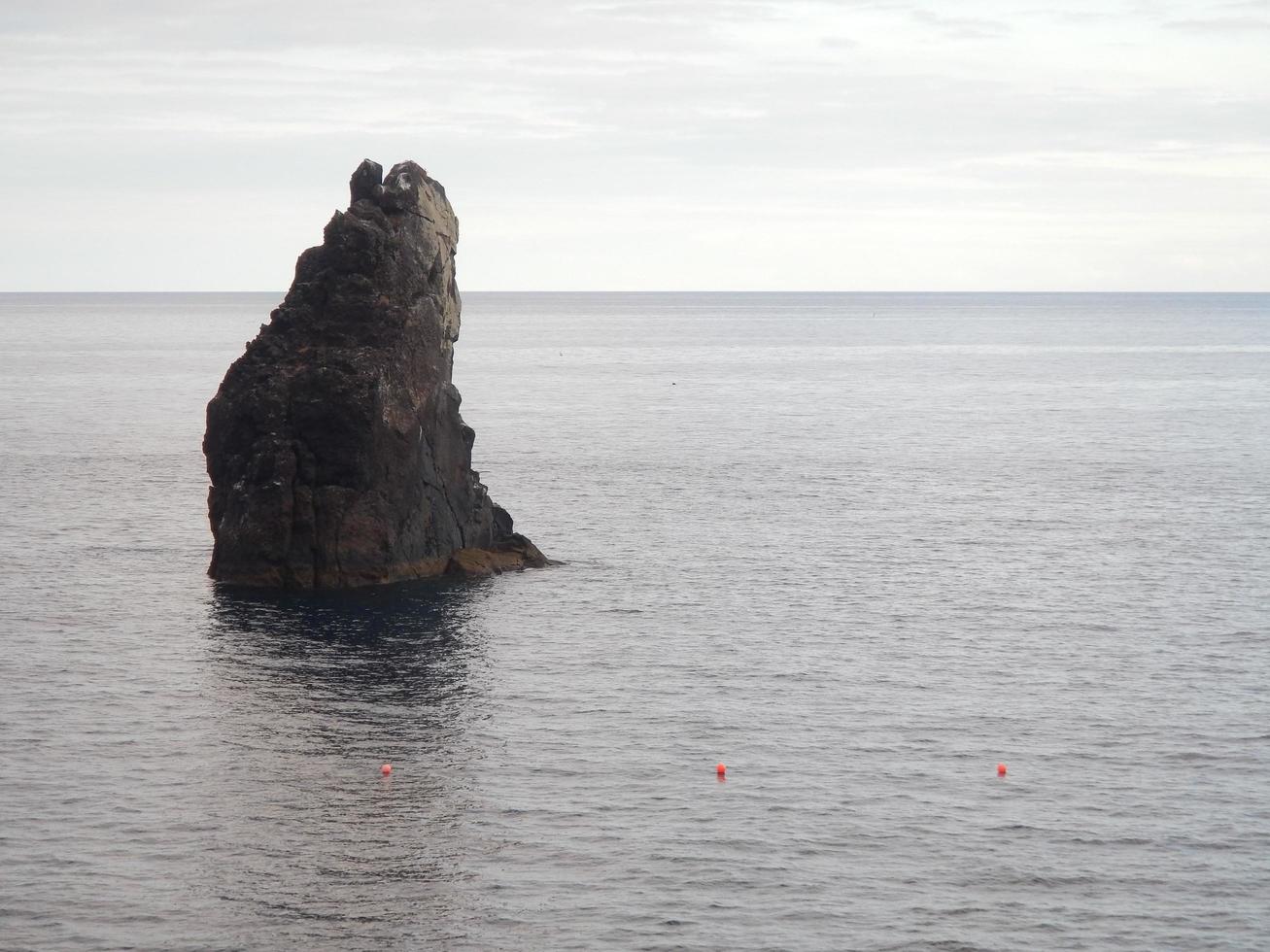 rocher dans l'océan photo