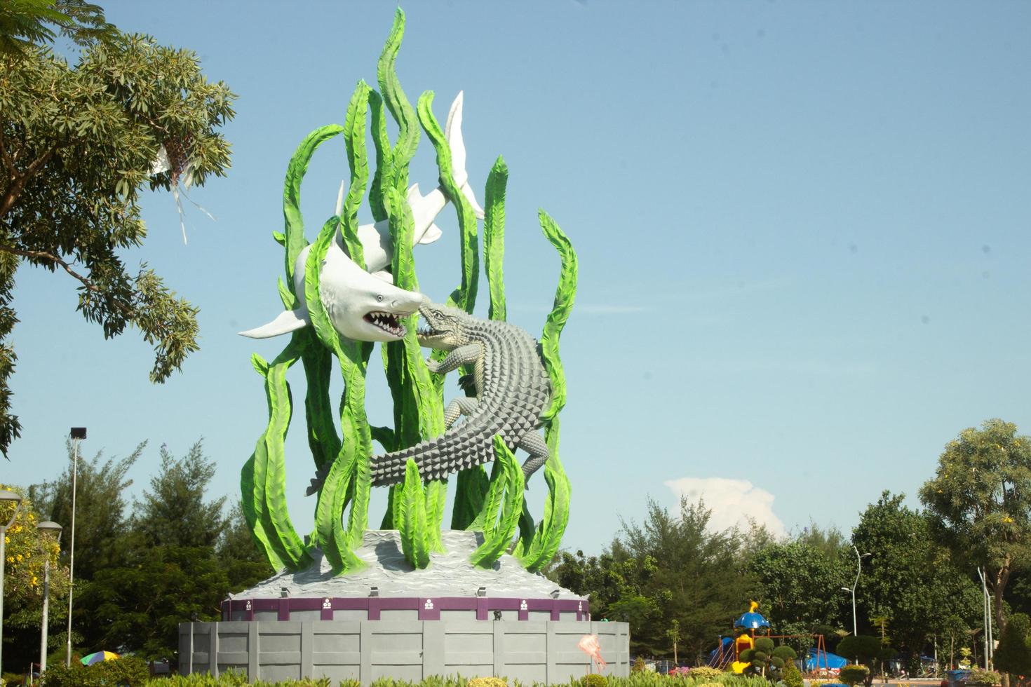 suro et garçon statues dans suroboyo parc, Taman suroboyo, surabaya photo