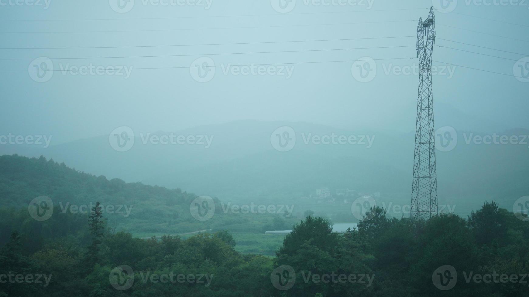 le magnifique campagne vue de le qui coule train sur le Sud de le Chine dans le pluvieux journée photo