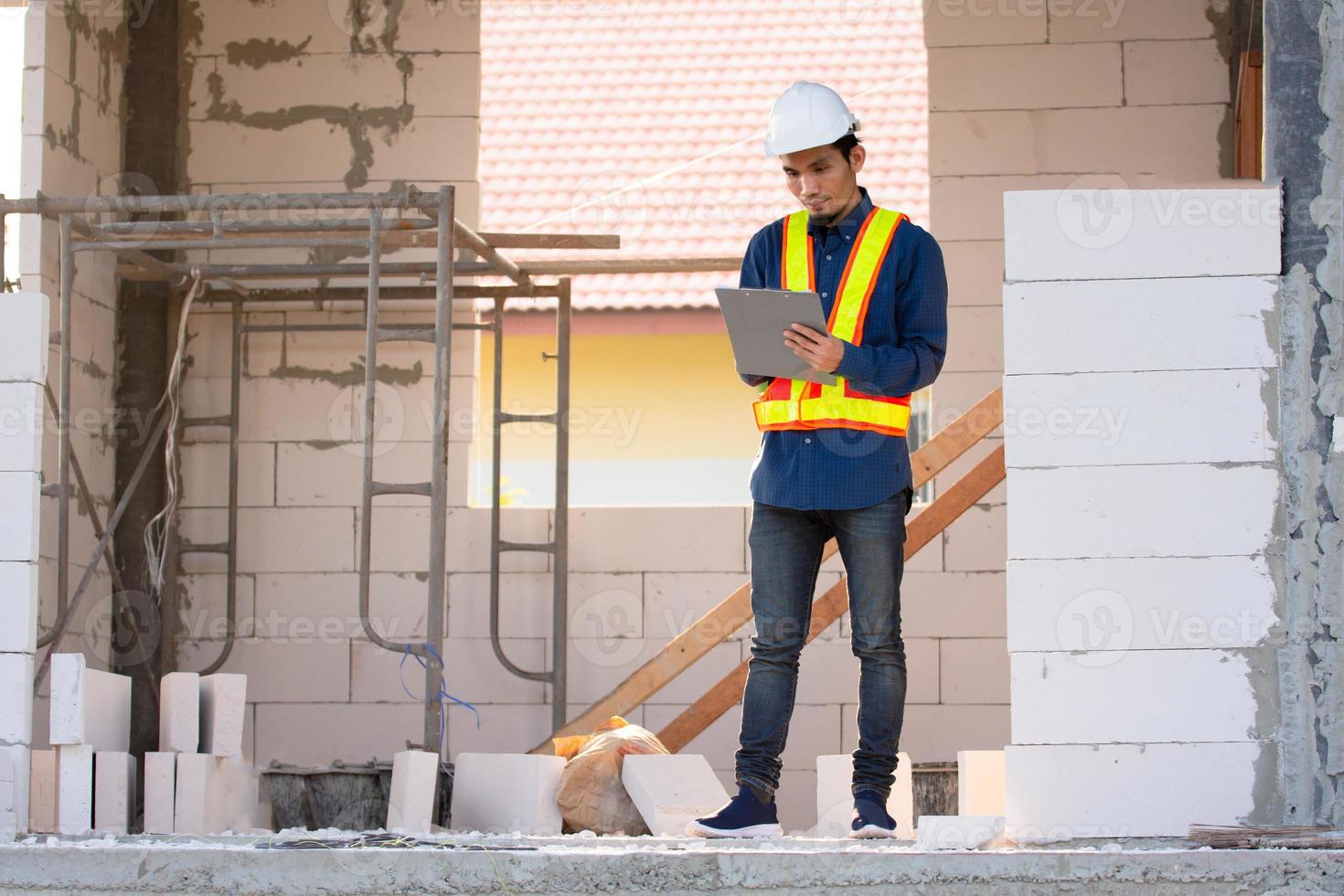 ingénieur en architecture inspecte le contrôle de la qualité sur le bâtiment du site photo