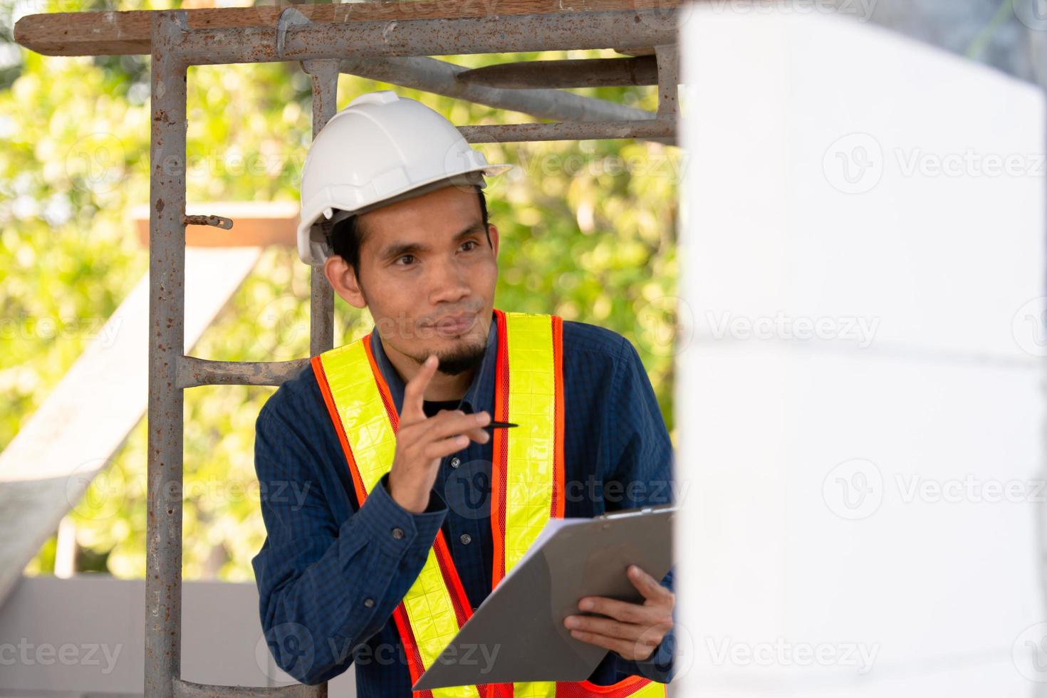 ingénieur en architecture inspecte le contrôle de la qualité sur le bâtiment du site photo
