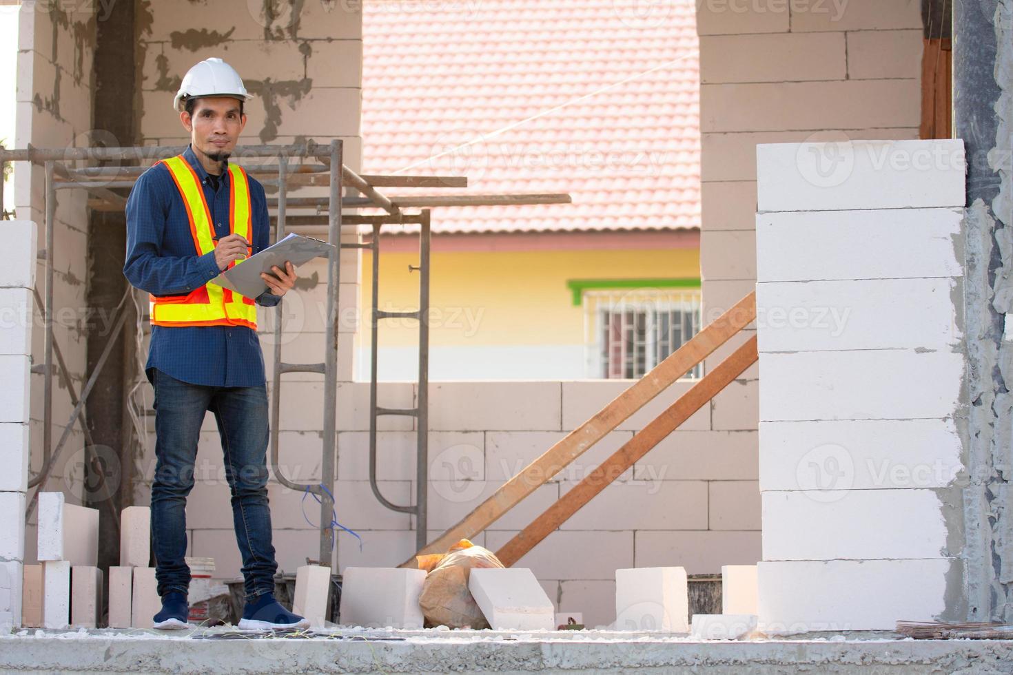 ingénieur en architecture inspecte le contrôle de la qualité sur le bâtiment du site photo