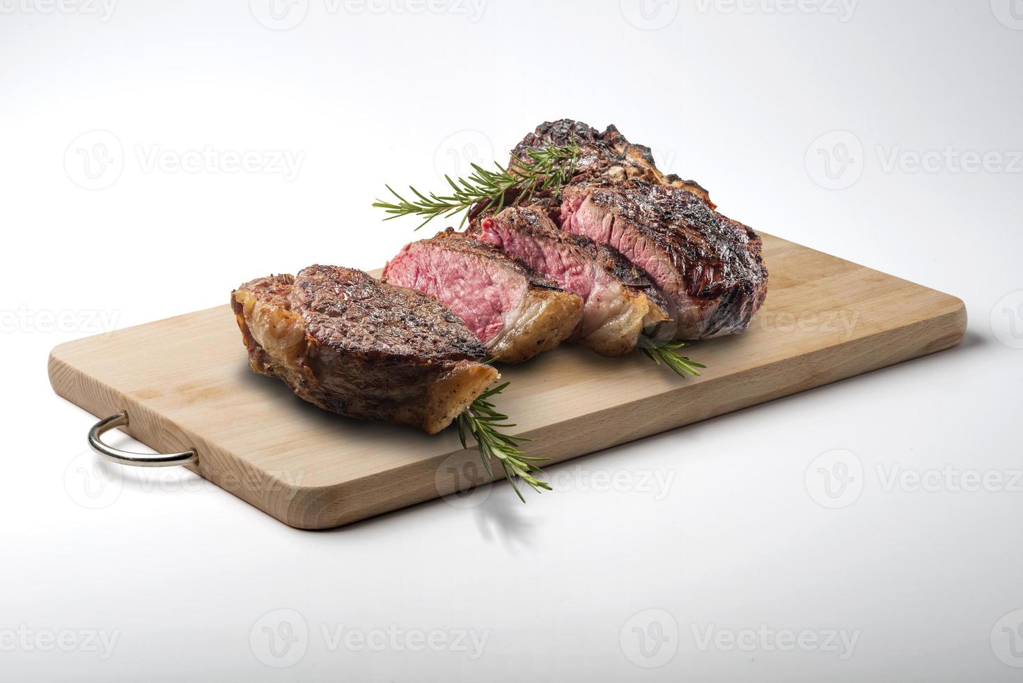 Fiorentina T-bone steak coupé sur planche à découper en bois rectangulaire photo