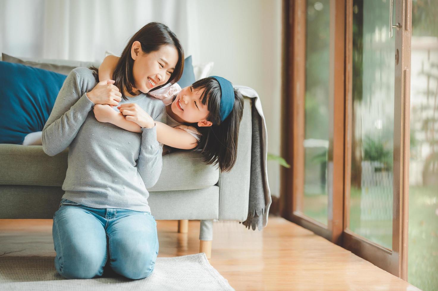 heureuse mère asiatique et mignonne petite fille s'amusant photo