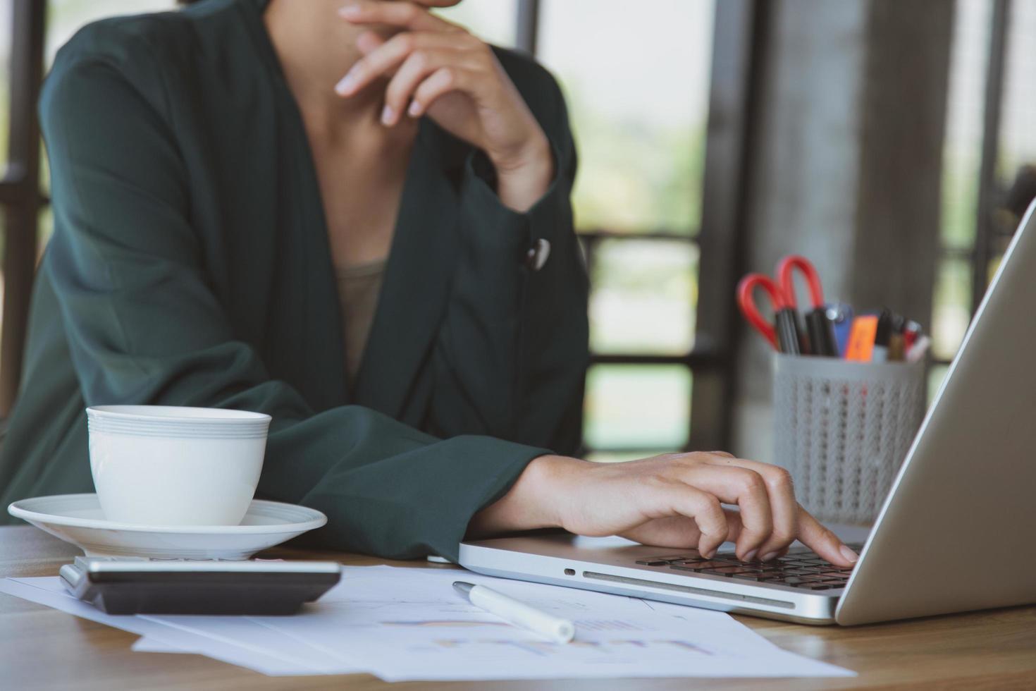 jeune femme d'affaires travaillant sur un ordinateur portable à son poste de travail photo