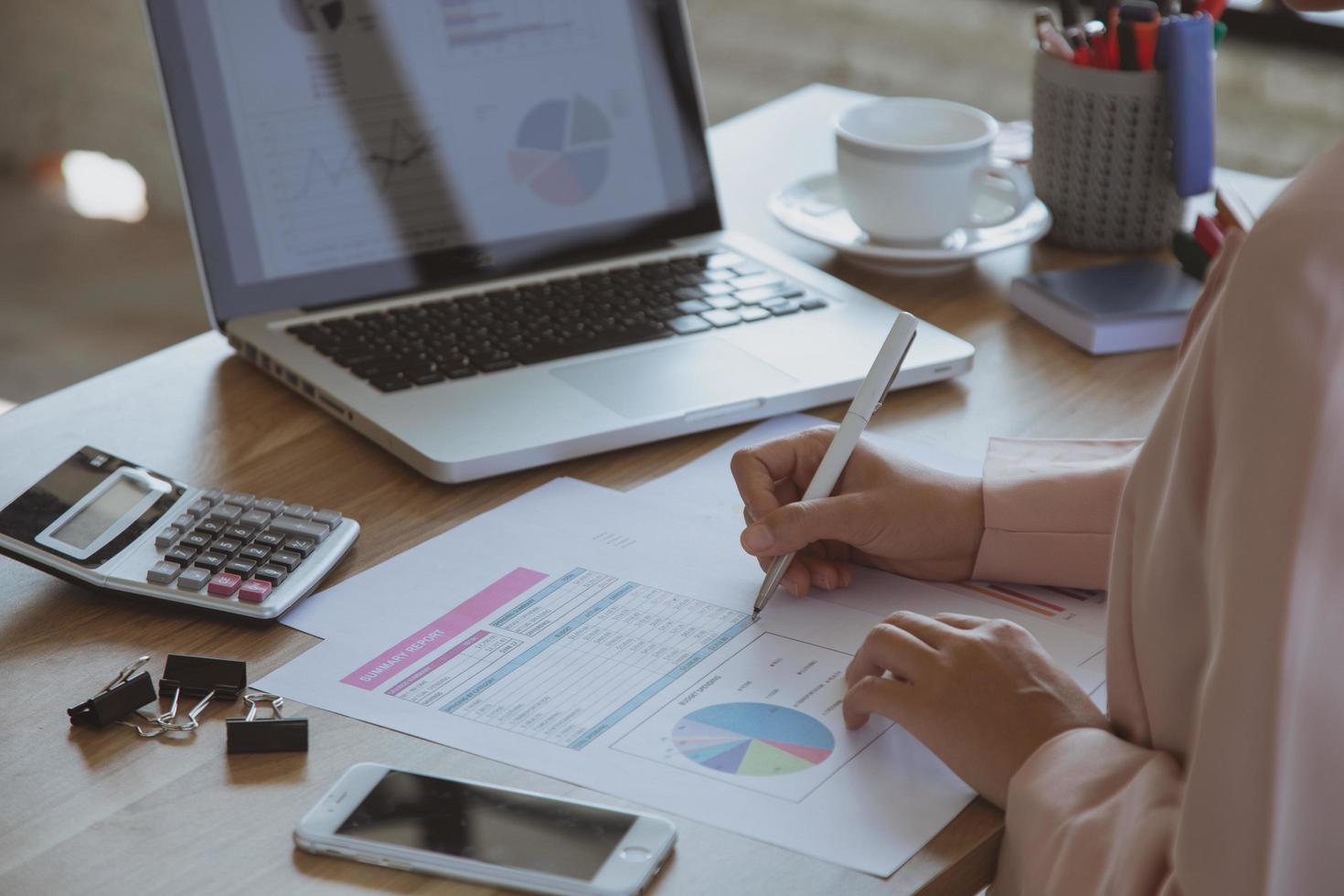 jeune femme d'affaires travaillant sur ordinateur portable au bureau photo