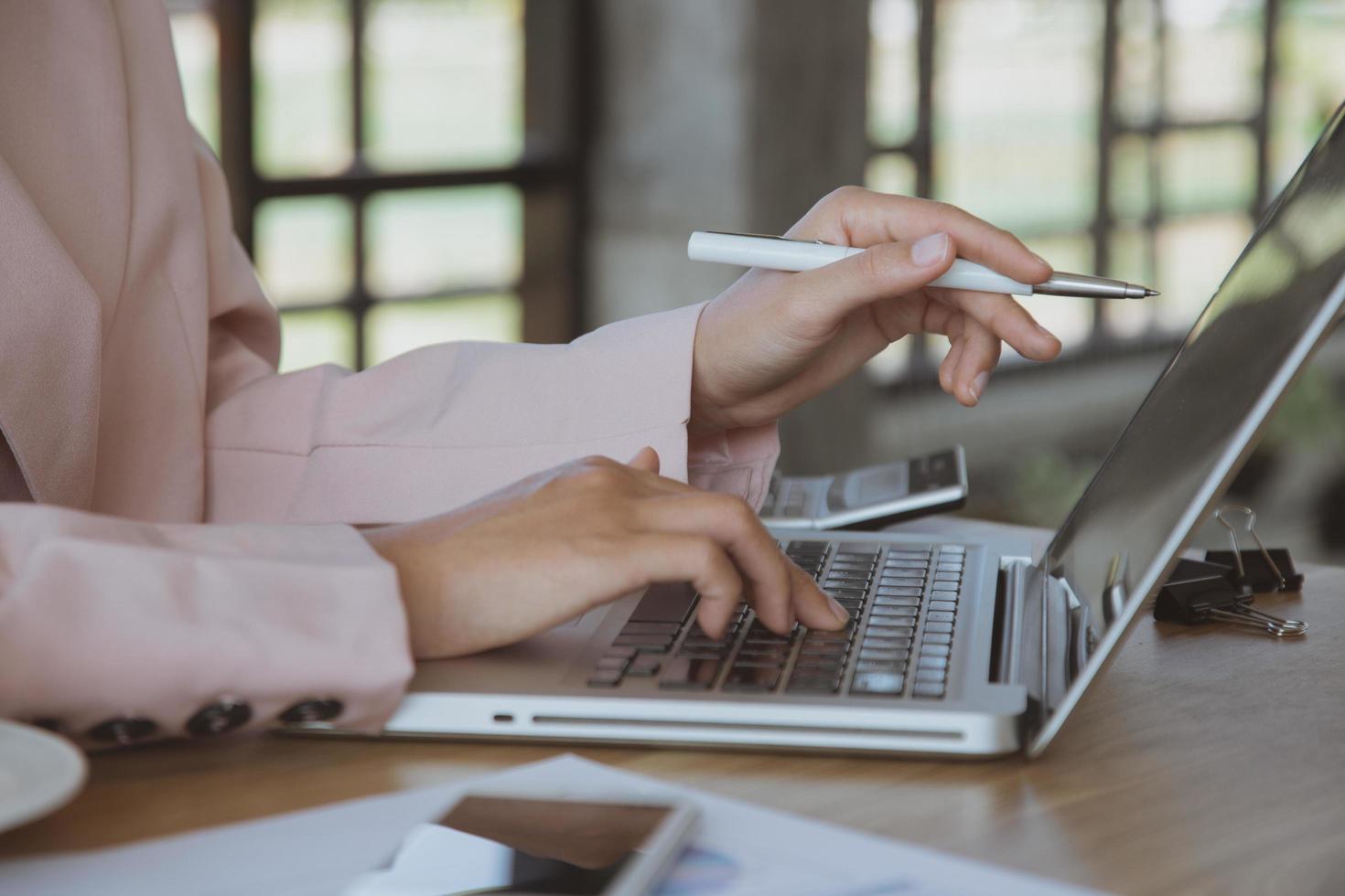 jeune femme d'affaires travaillant sur ordinateur portable au bureau photo