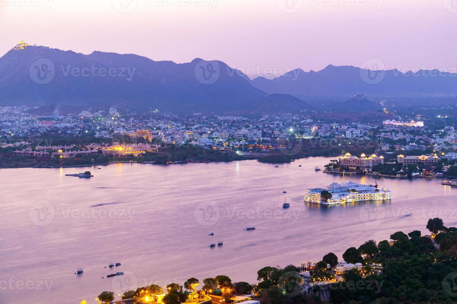 La ville d'Udaipur au lac Pichola dans la soirée, Rajasthan, Inde photo