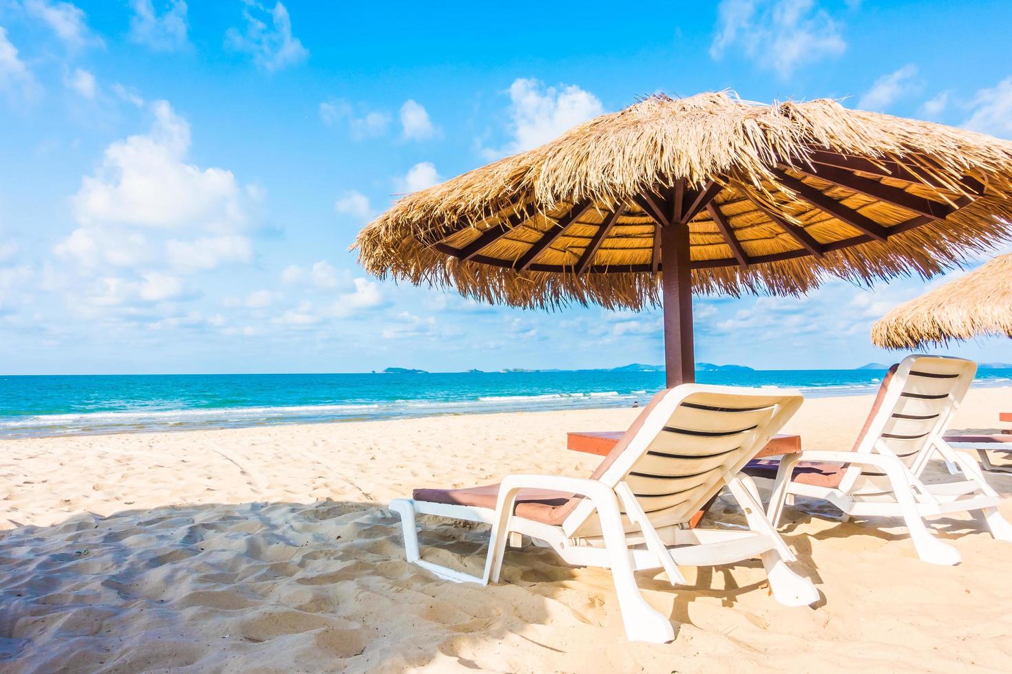 parasol et chaise sur la plage tropicale photo