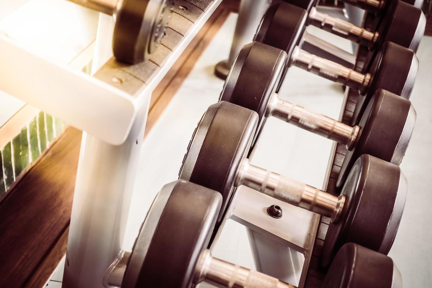 équipement d'haltères dans la salle de fitness photo