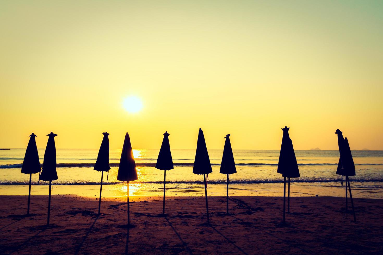 parasols sur la plage photo