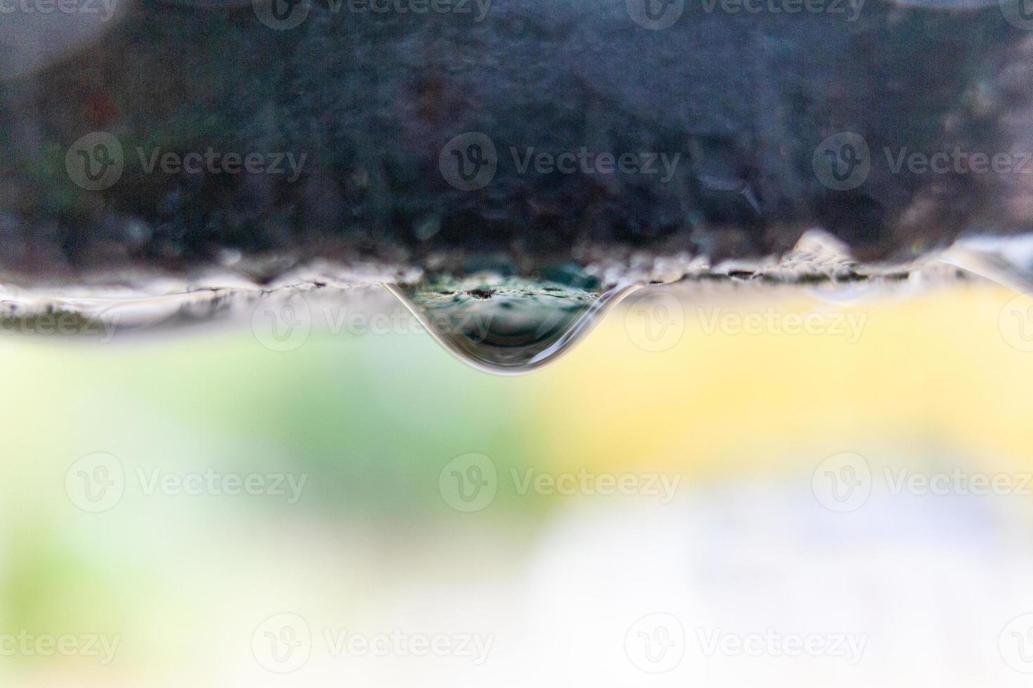 goutte d'eau sur le point de tomber photo