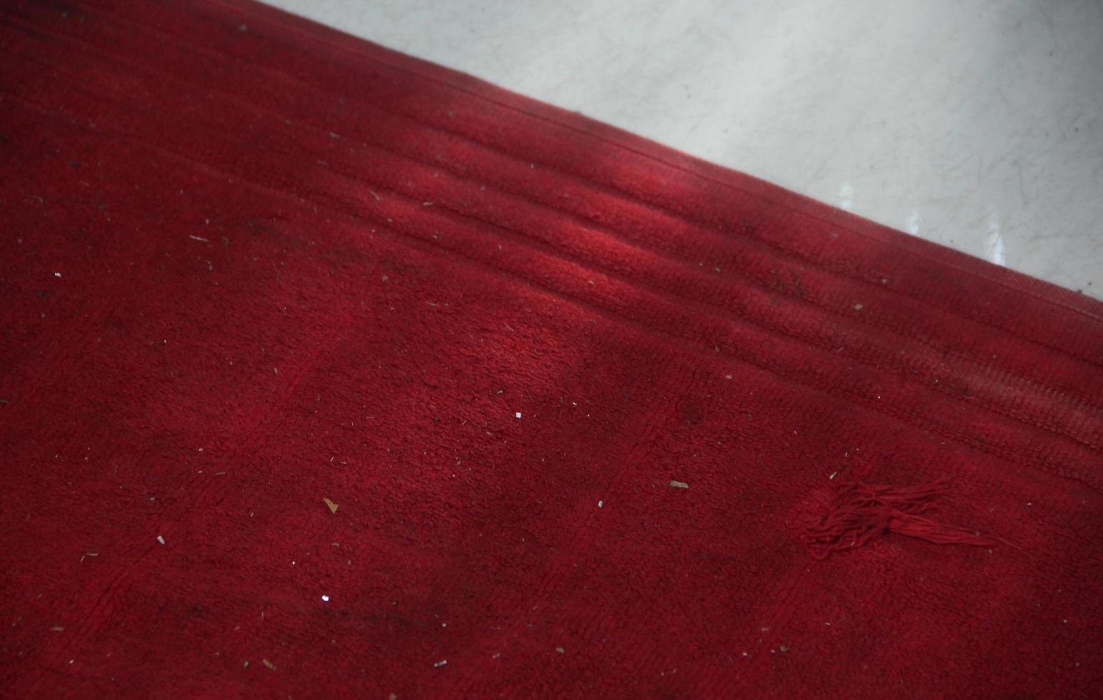 intérieur rouge couverture tapis sur porte façon. Accueil entrée couverture intérieur isolé sur blanc sol sol. photo