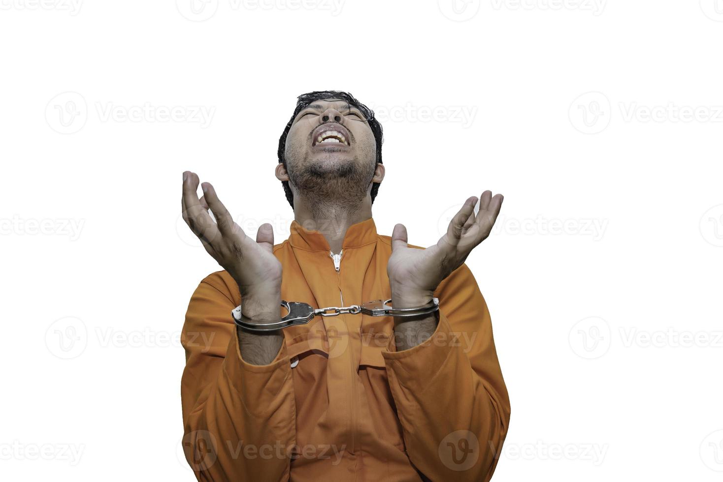 portrait de prisonnier sur blanc arrière-plan, asiatique mal mec, le criminel a été arrêté par le police. photo