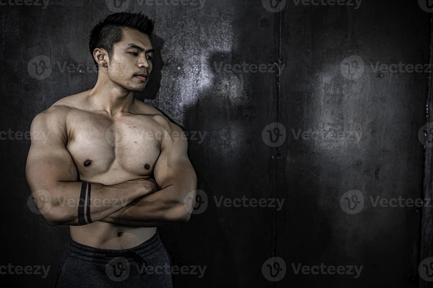 portrait d'un homme asiatique gros muscle à la salle de gym, thaïlande, entraînement pour une bonne santé, entraînement au poids corporel, remise en forme au concept de gym photo