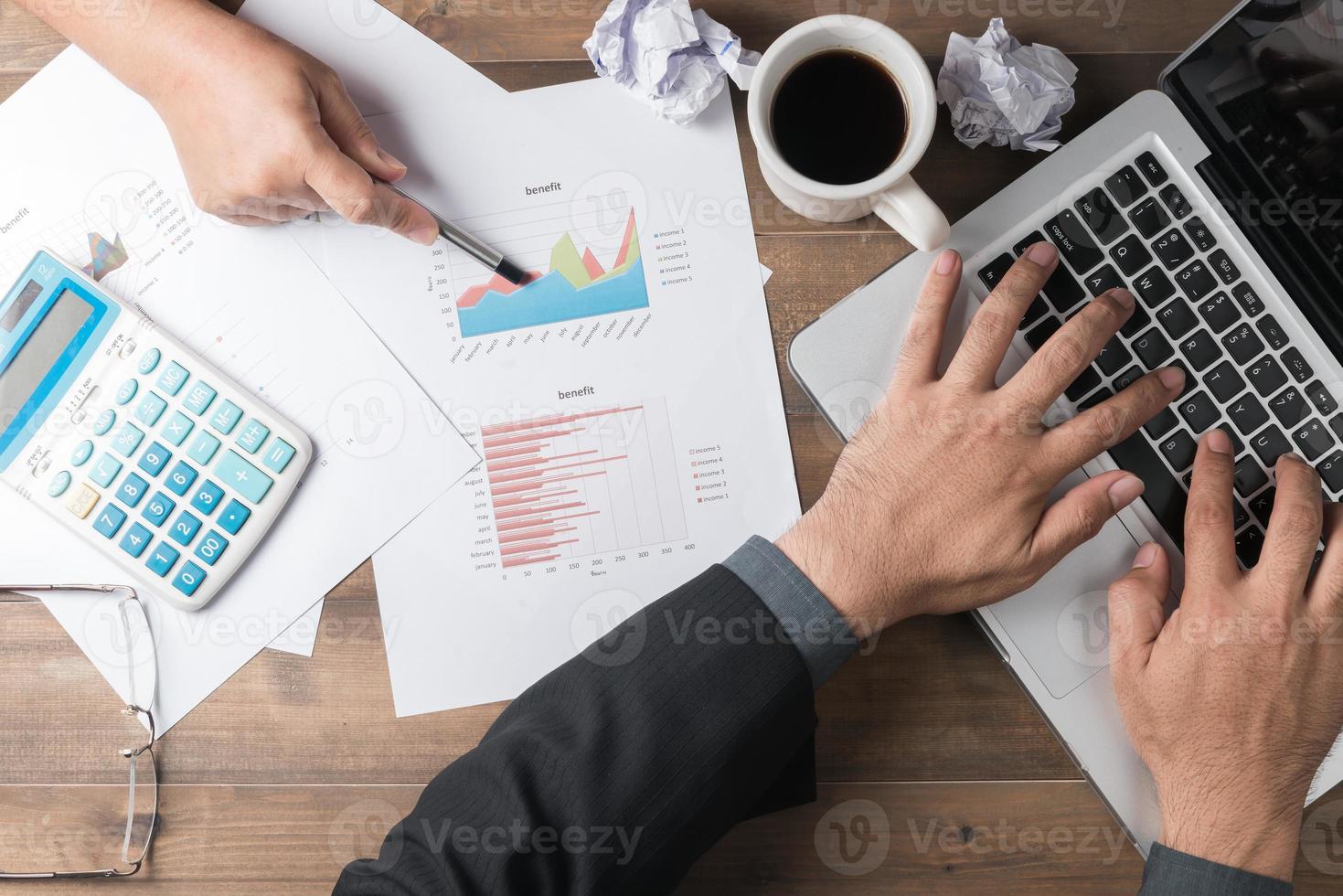 affaires gens développement une affaires projet et en cours d'analyse marché données. photo