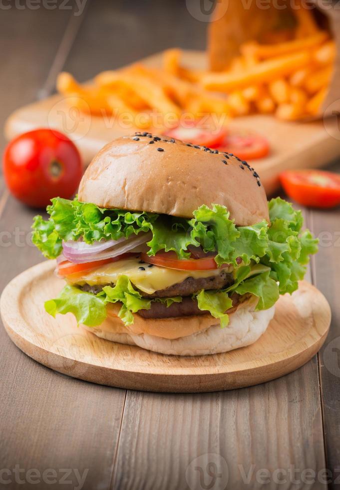 Délicieux hamburger et frites sur fond de bois photo