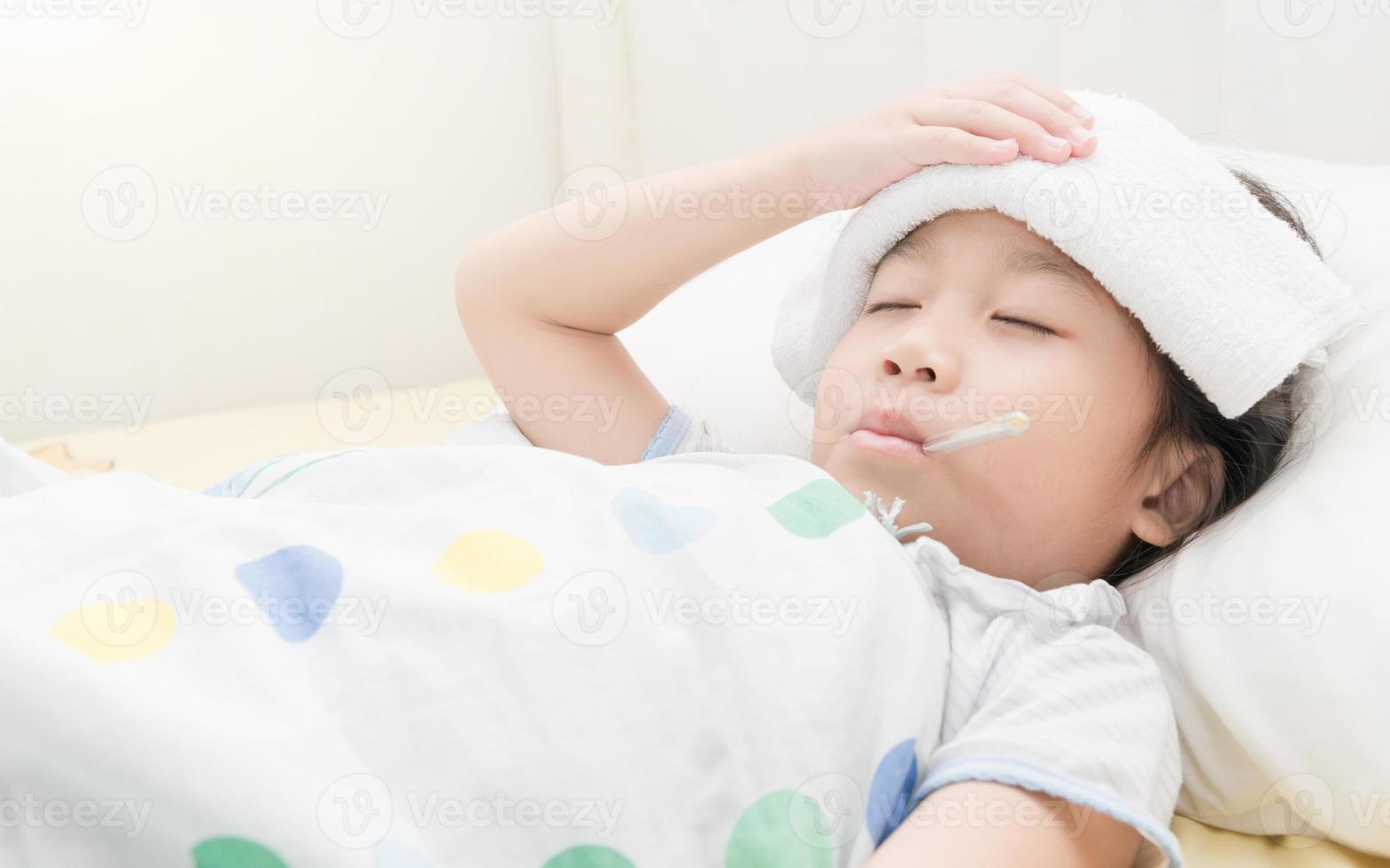 malade enfant fille mensonge dans lit photo