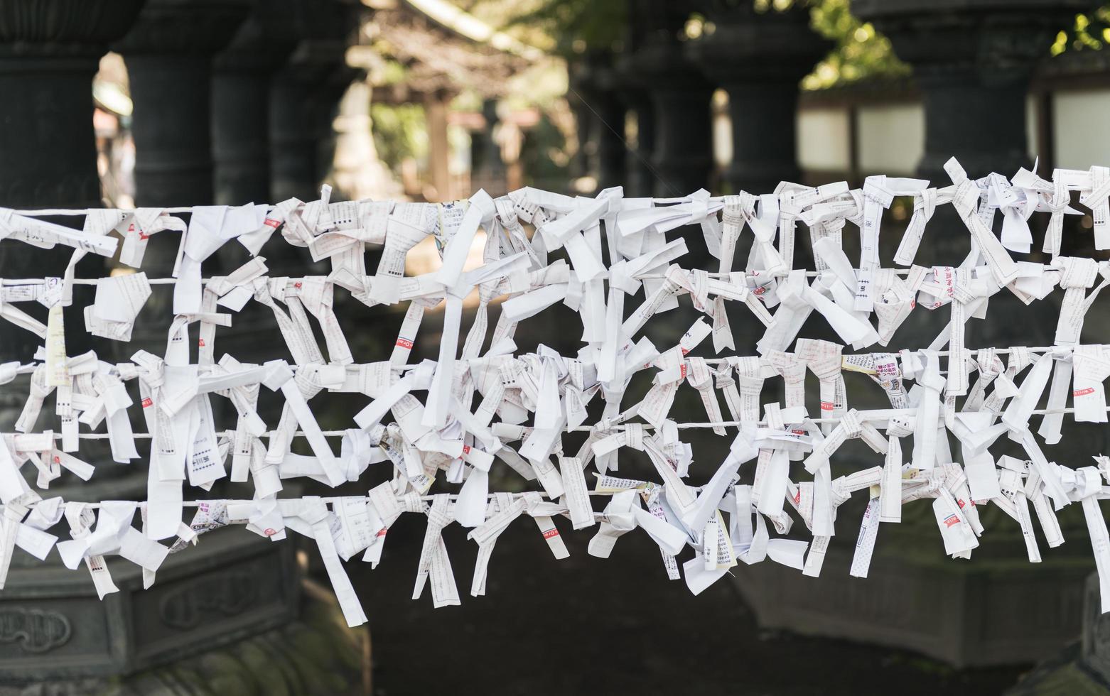 Japonais Aléatoire des fortunes écrit sur bandes de papier photo