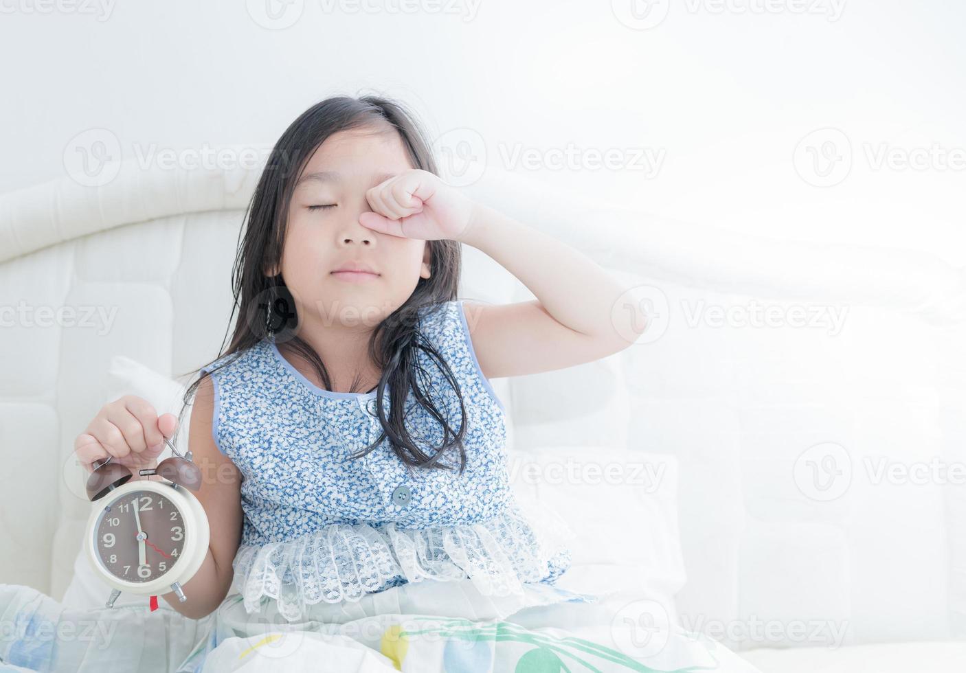 mignonne fille se réveille en haut dans le Matin. photo