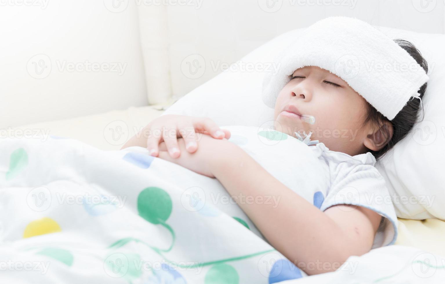 malade enfant fille mensonge dans lit photo